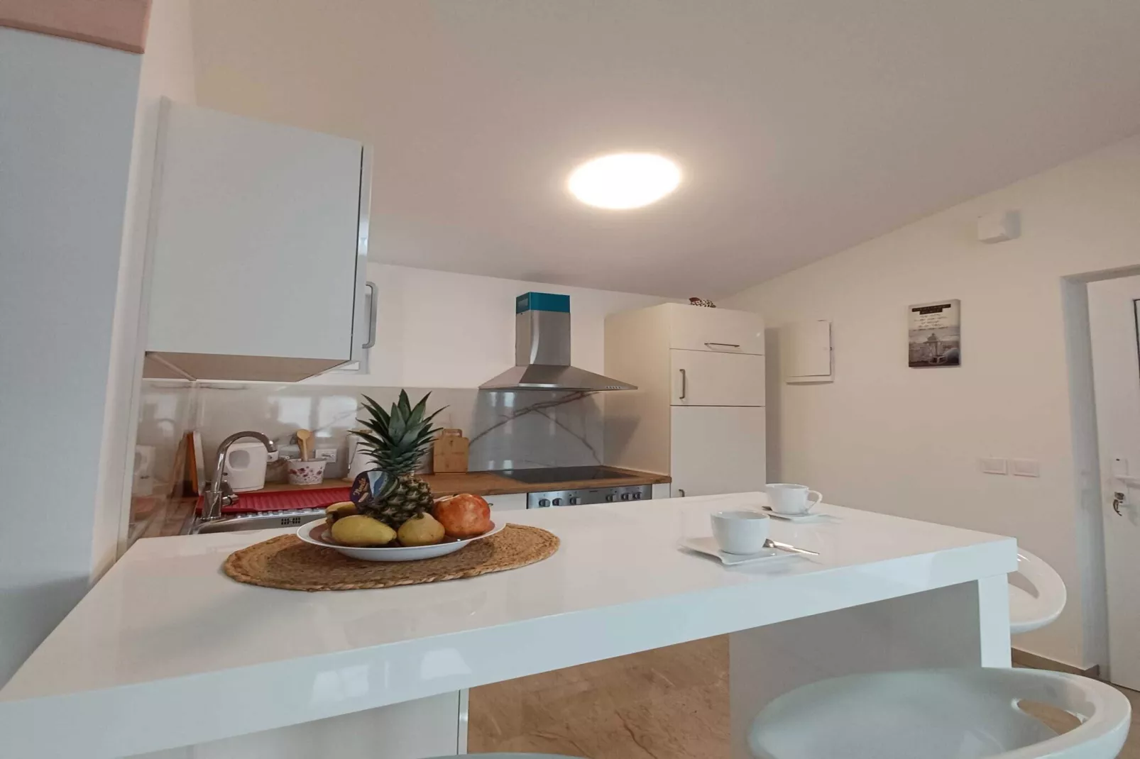 Beachfront Apartment with Balcony and Sea View-Cuisine