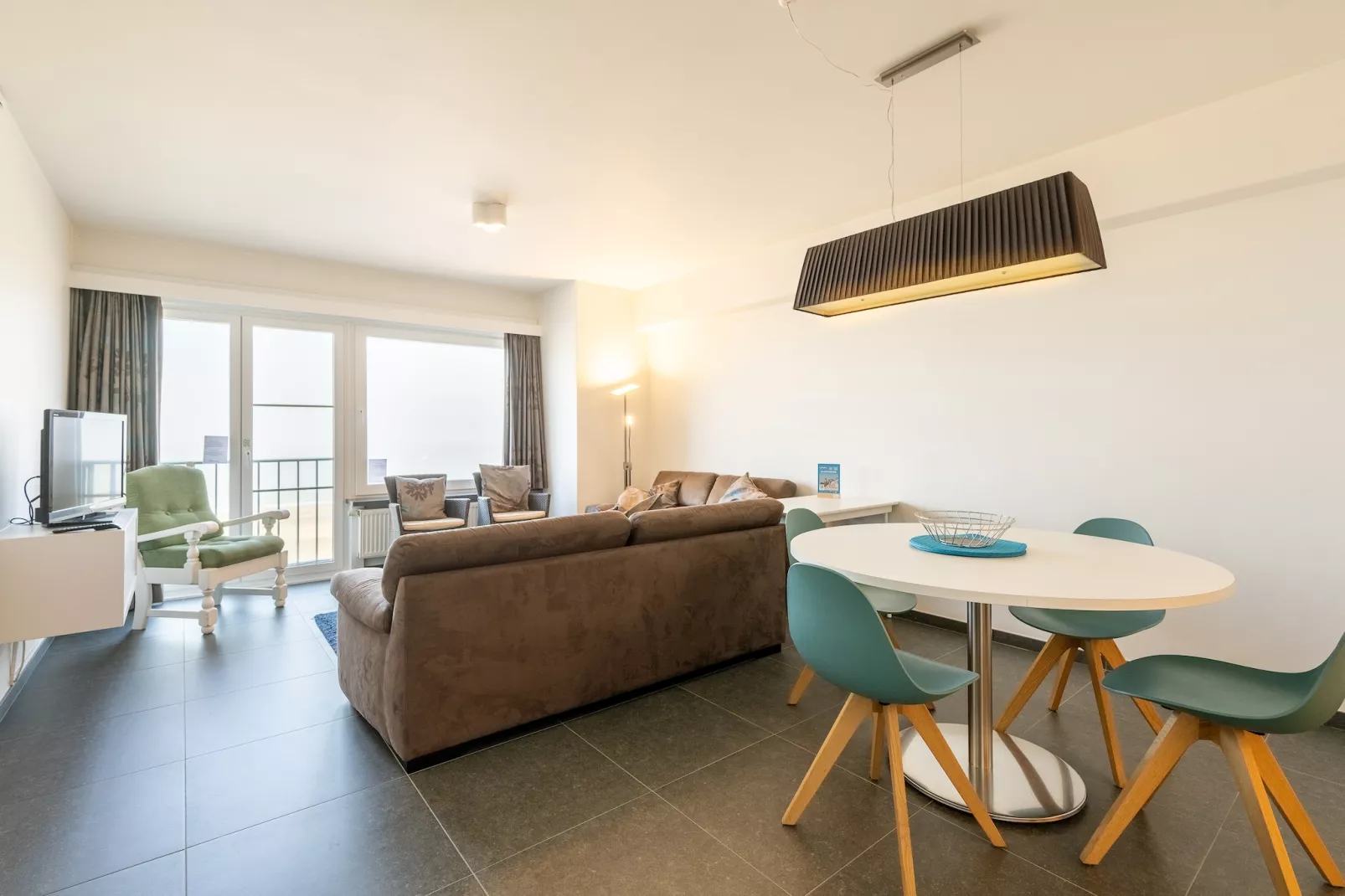 STRAND 8A-Dining room