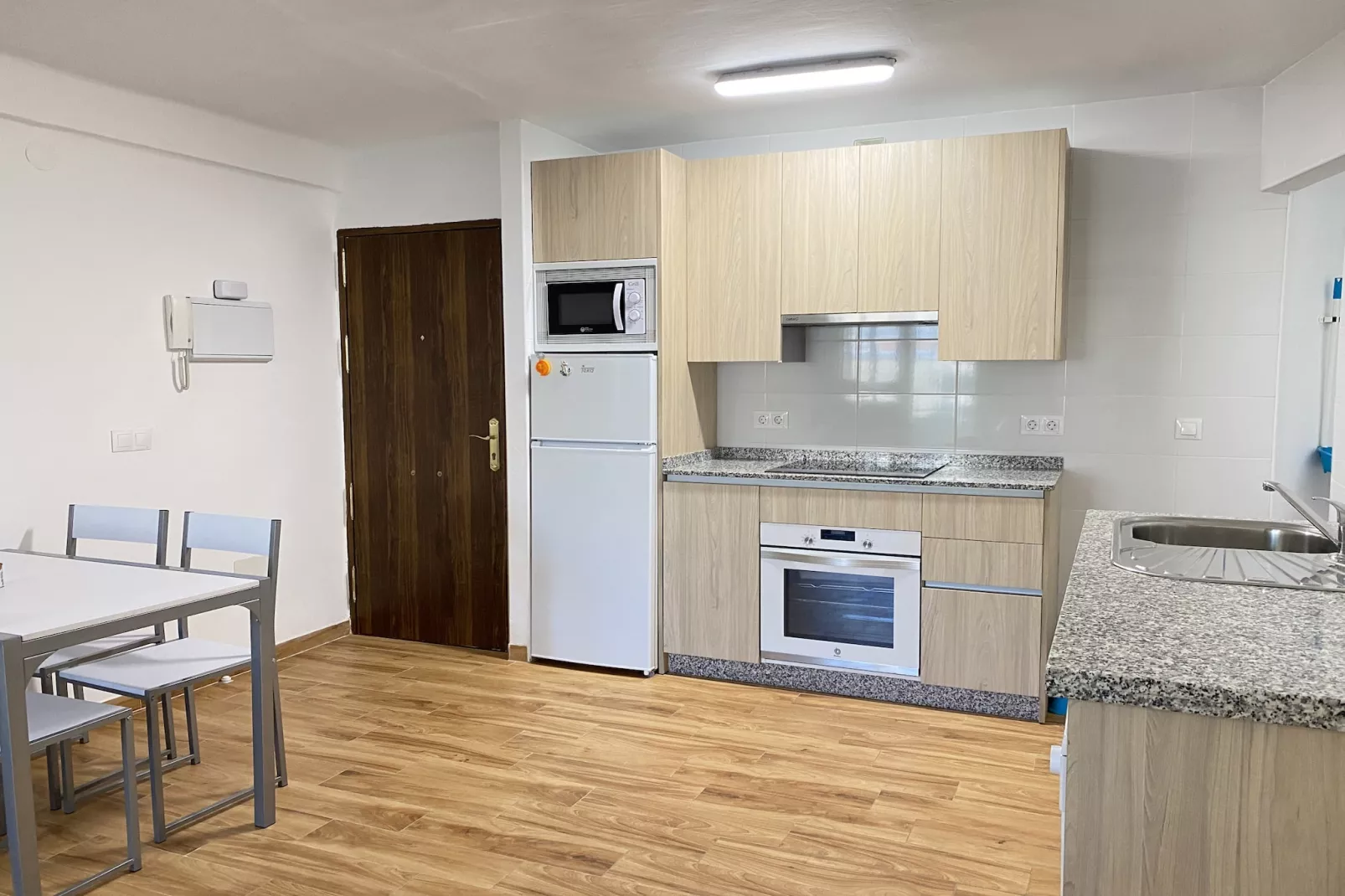 City Center 2B by Casasol-Cuisine