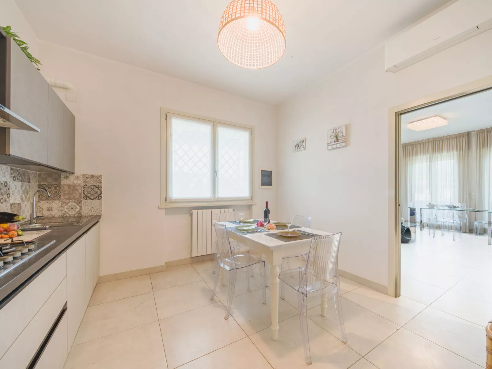 White Home-Drinnen