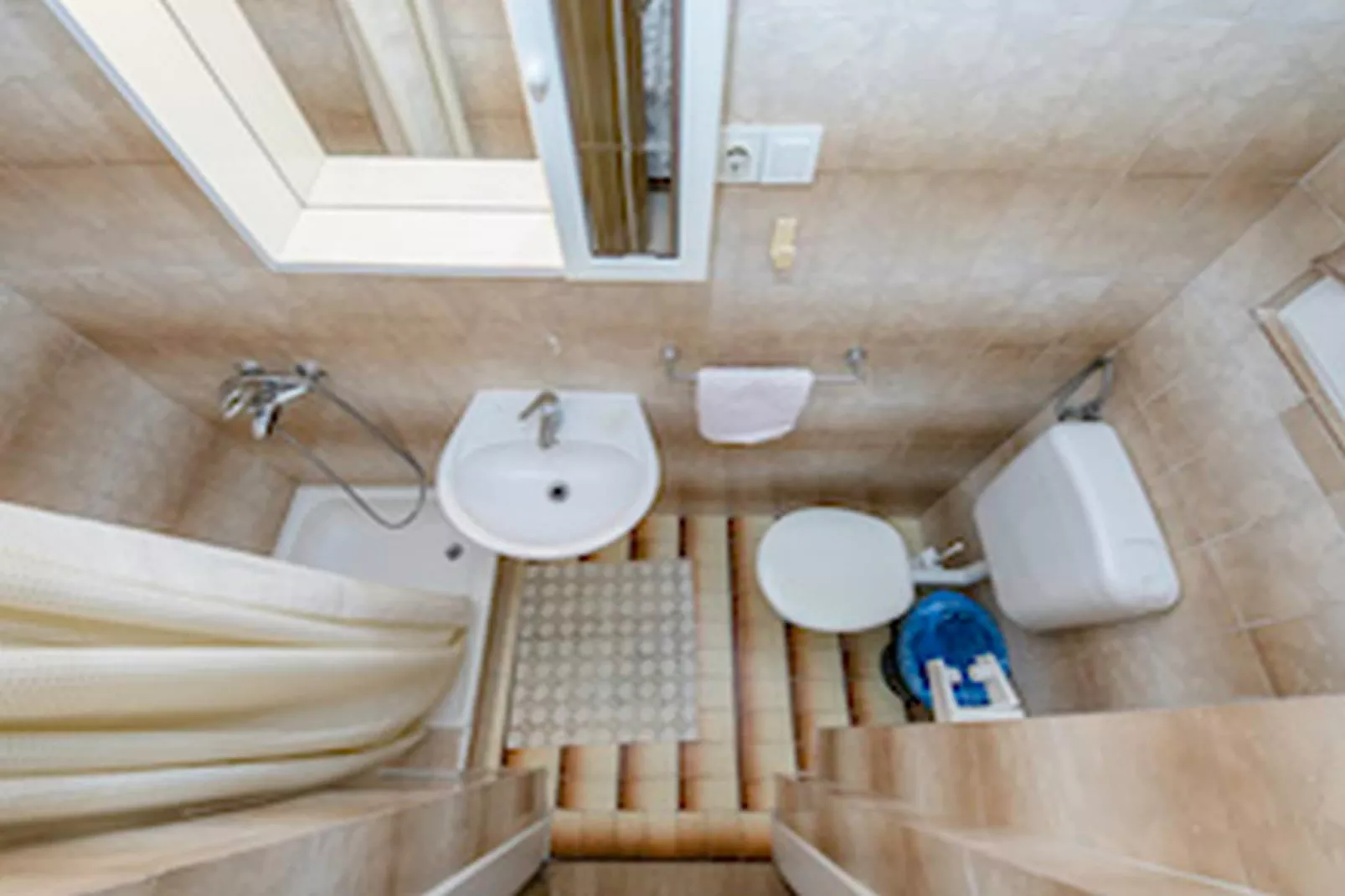 Apartments & Rooms Green Bay - Double Room with Balcony and Sea View (Room 3)-Badezimmer