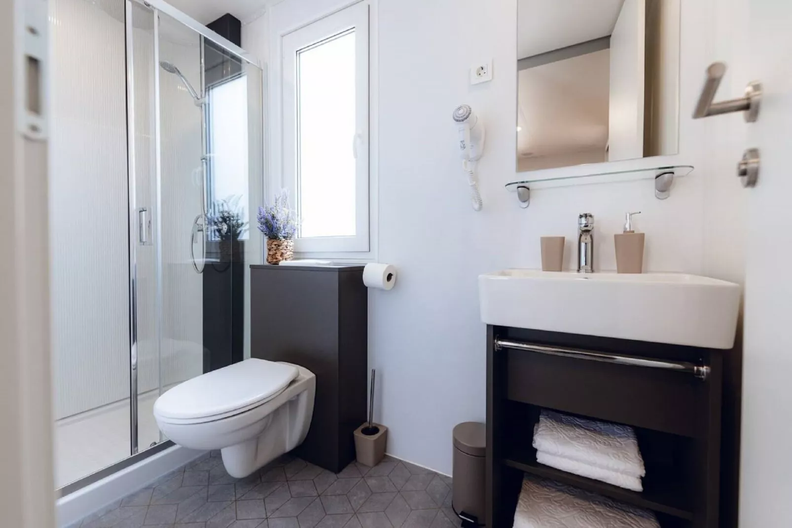 Tasha Premium Mobile Home - Two Bedroom Mobile Home with Terrace and Hot Tub-Salle de bain