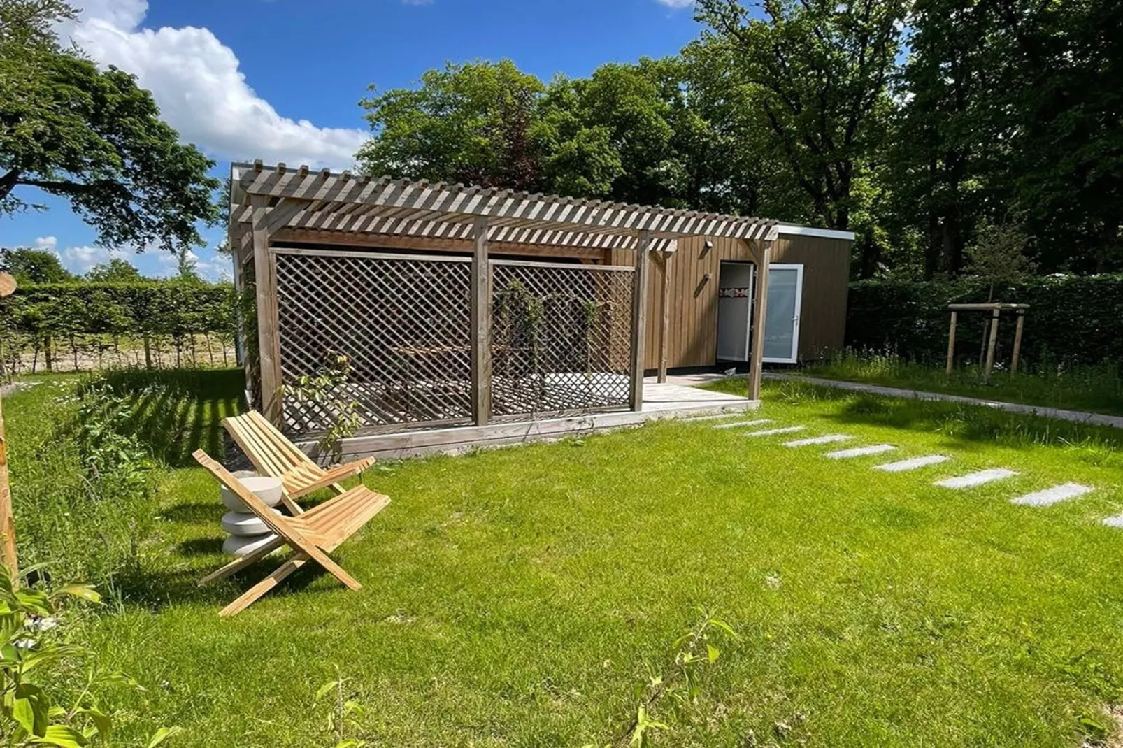 Op'e Pleats 2-Exterior in summer