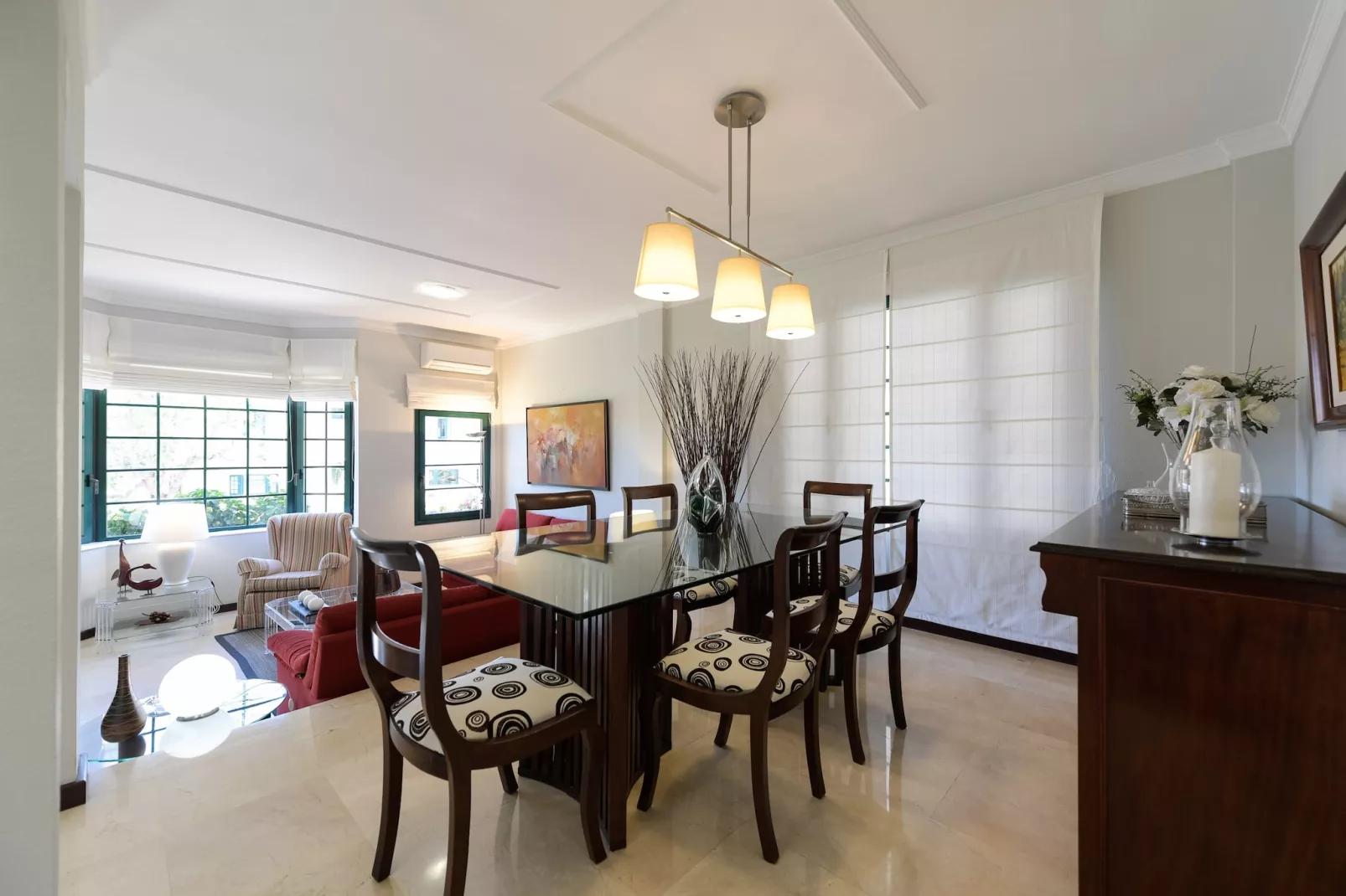 House with cozy garden BBQ and free parking-Living room