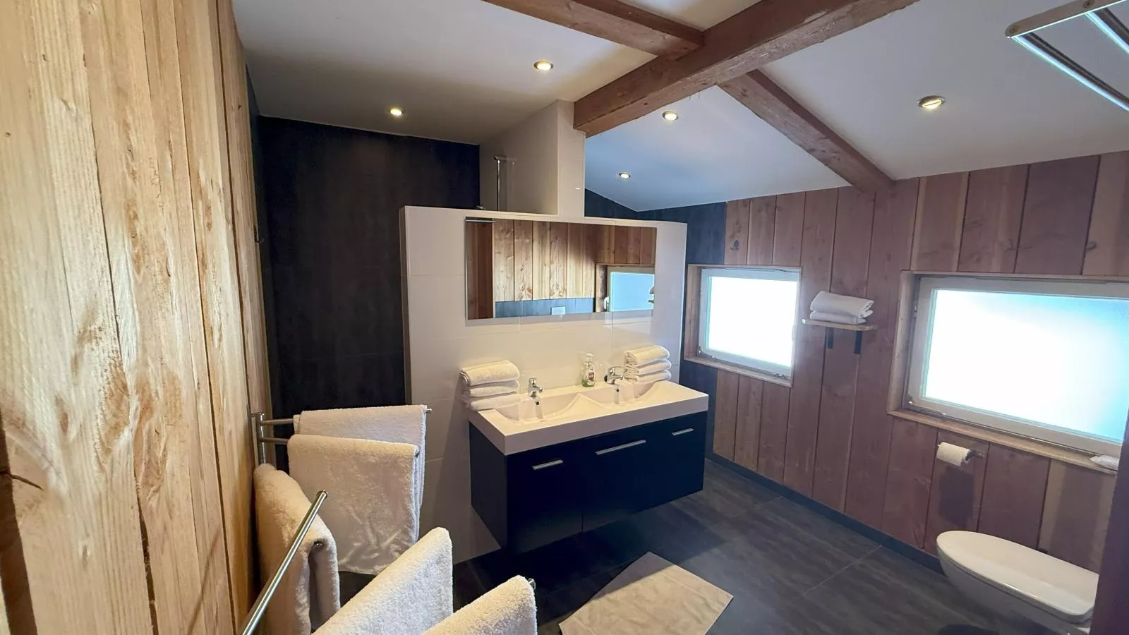 Carmaliva-Bathroom