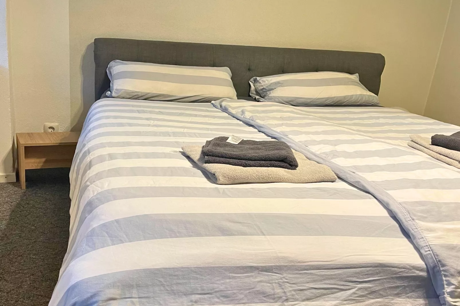 F001 Apartment mit Doppelbett-Bedroom
