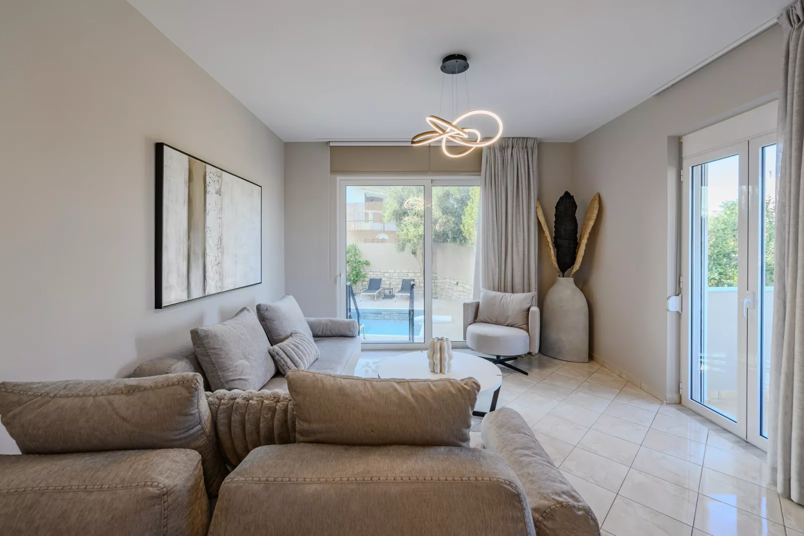 Foothills Tangerine Villa-Living room