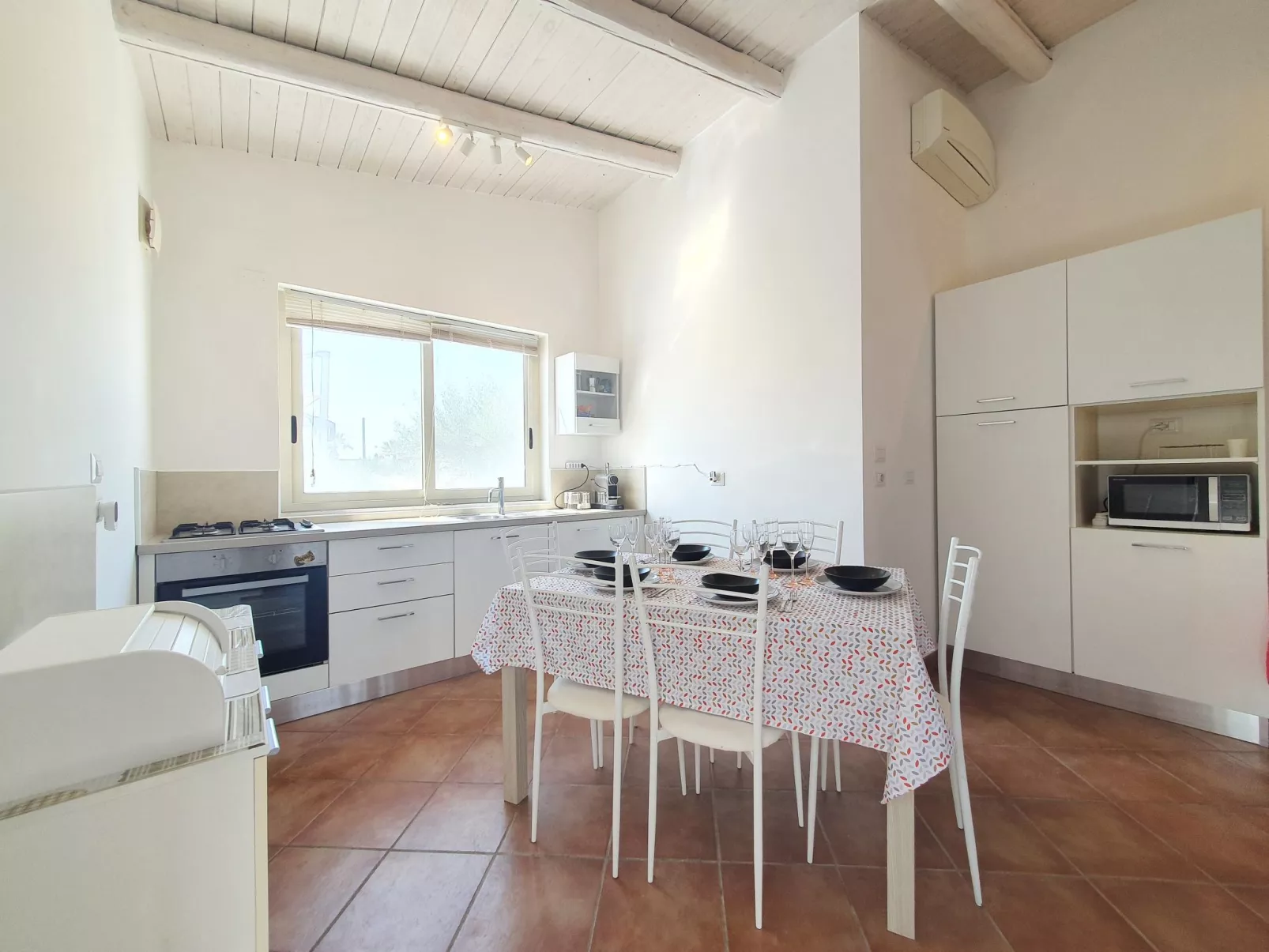 The Sunshine House-Drinnen