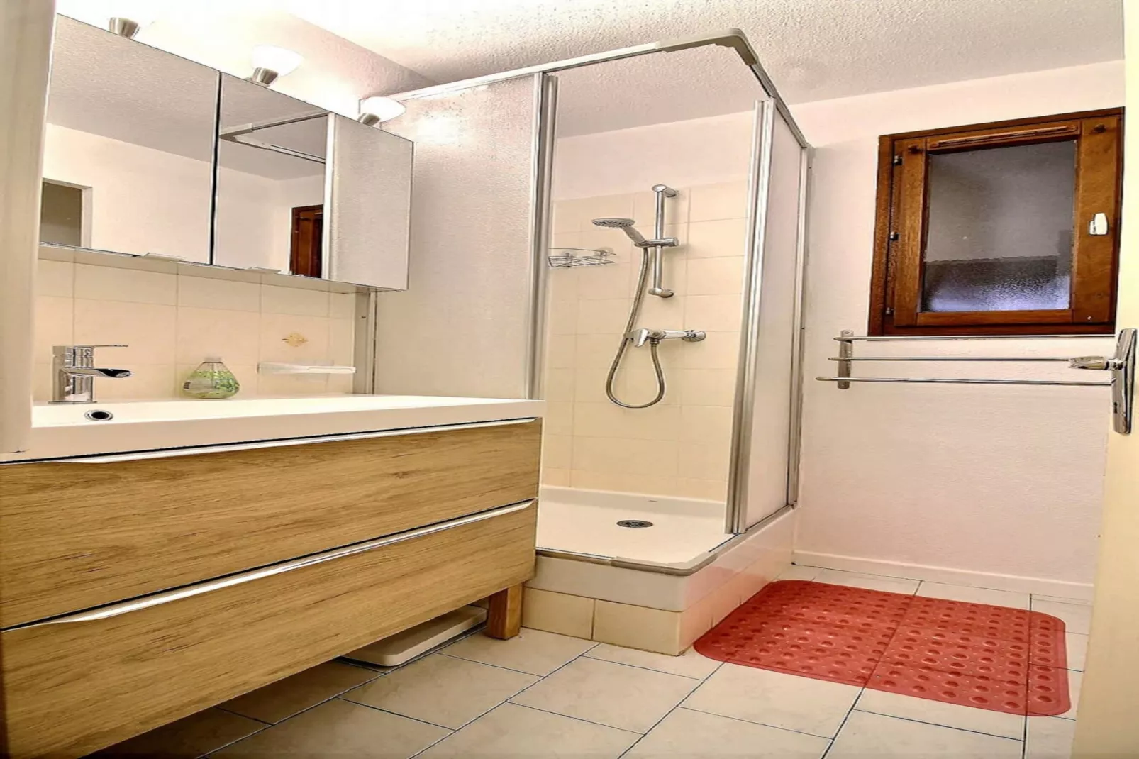 LOU 158 ROUSS-Bathroom