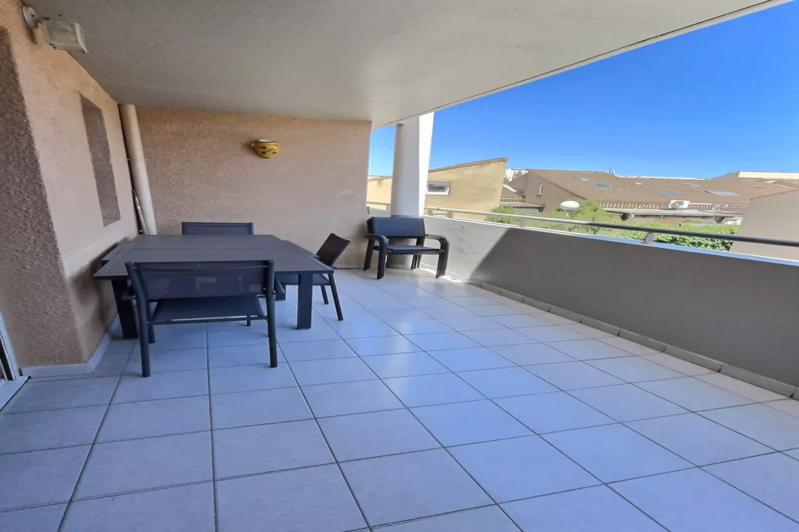 LOU 180 DESSELLE-Terrasse / balcon