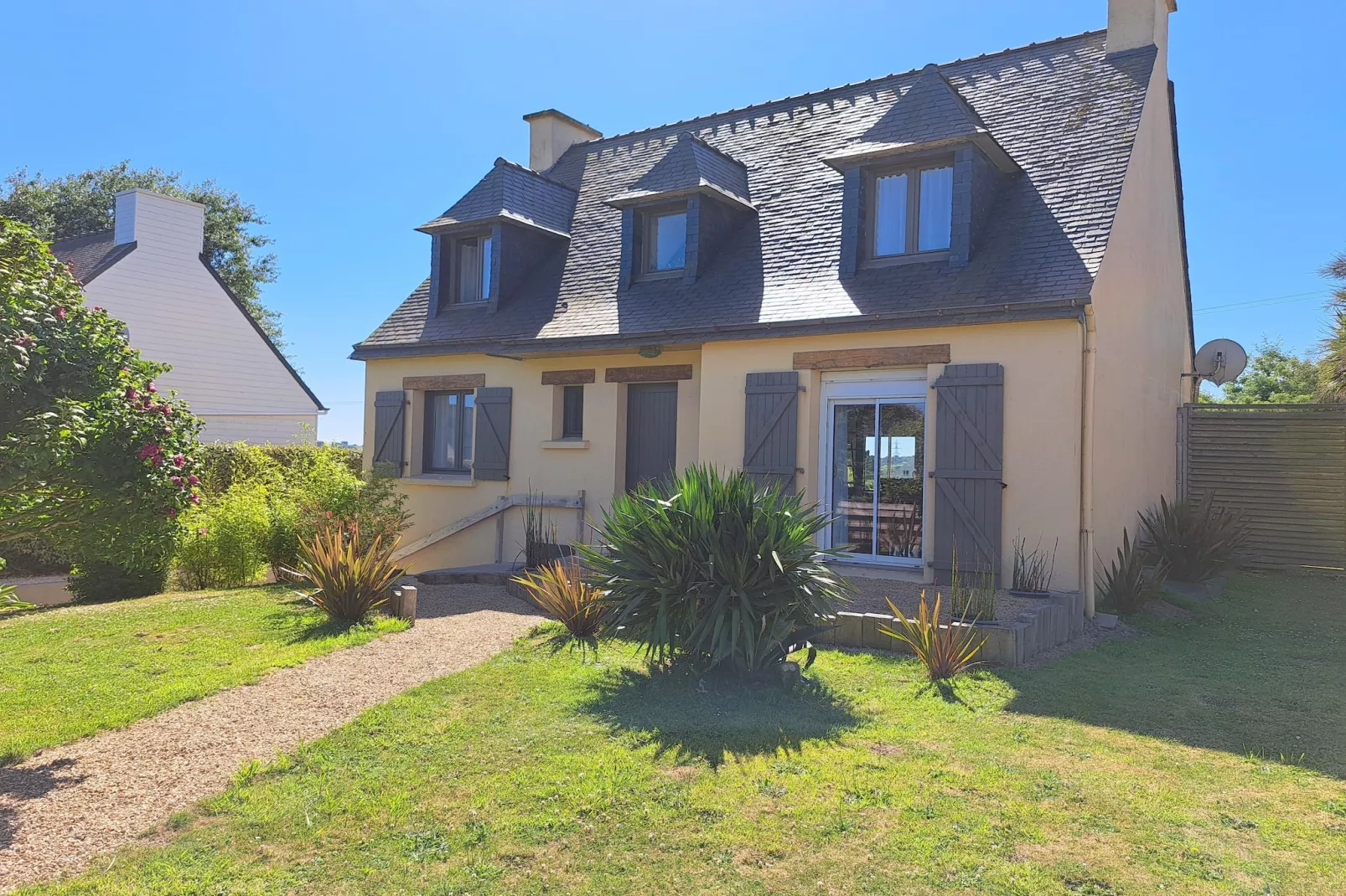 Ferienhaus Guissény-Exterior in summer