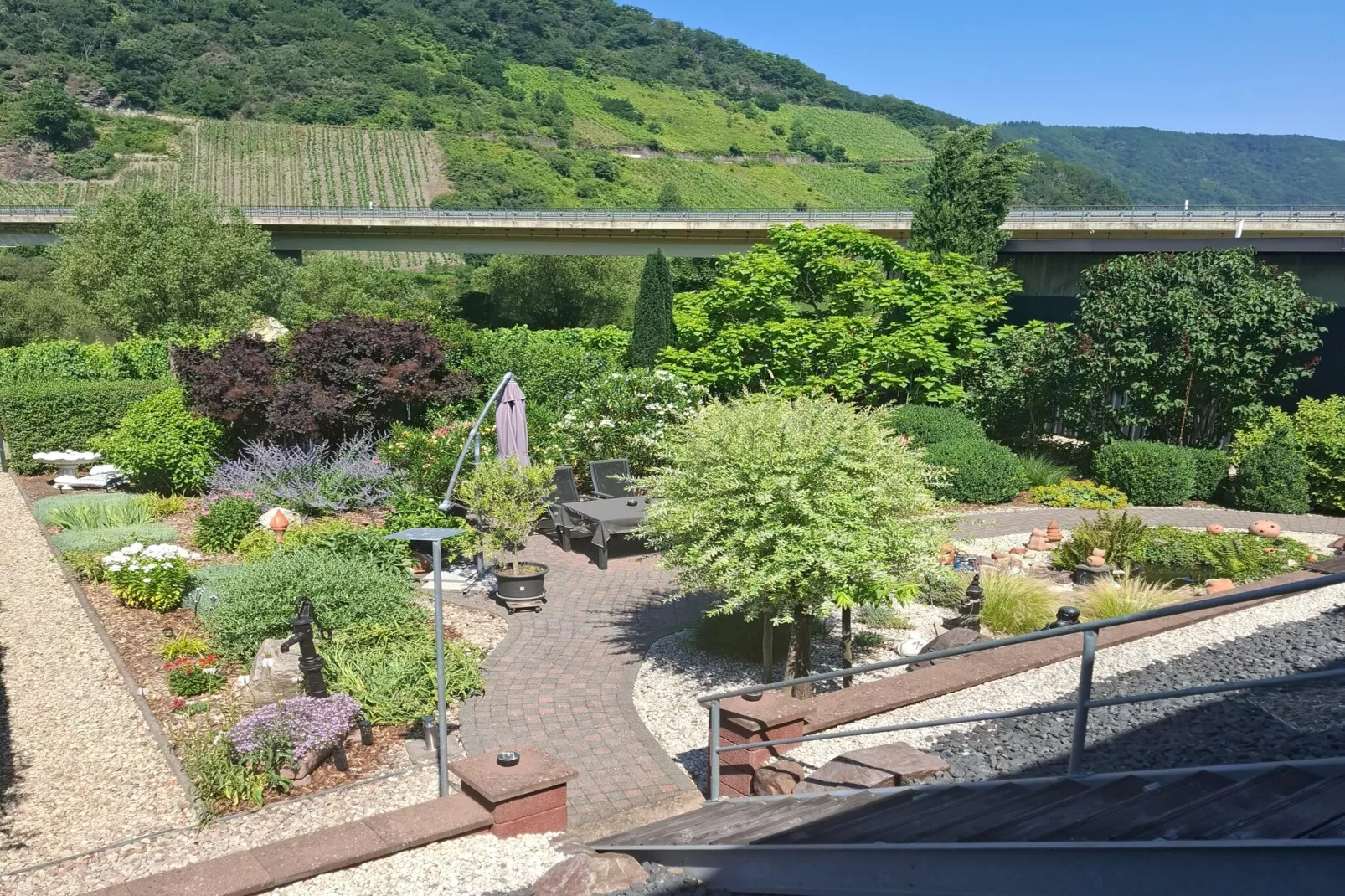 Ferienwohnung mit Moselblick-Gardens in summer