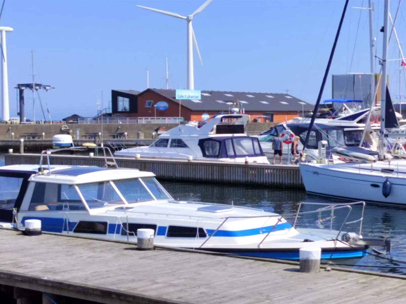 "Line" - 10m from the sea-Draußen
