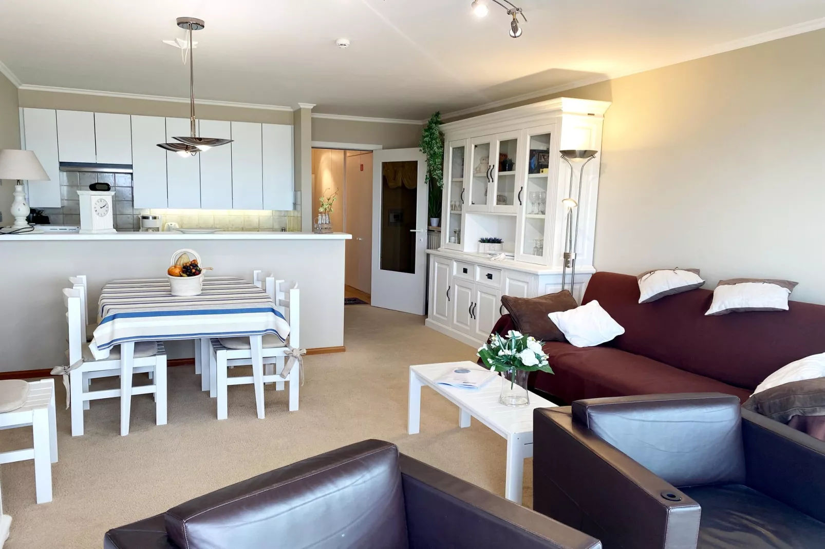 SUNFLOWER 404-Living room