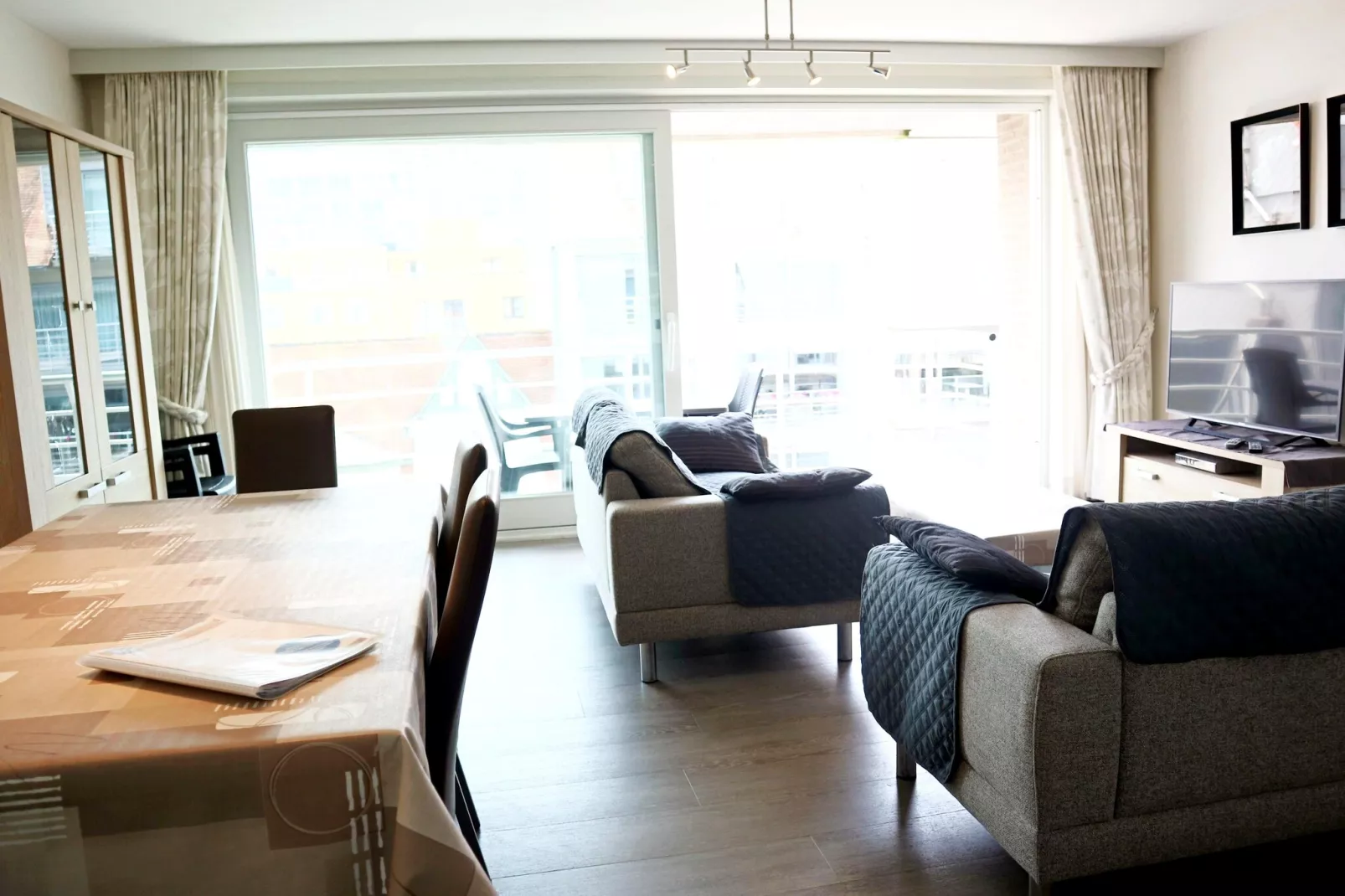 MISTRAL 0401-Living room