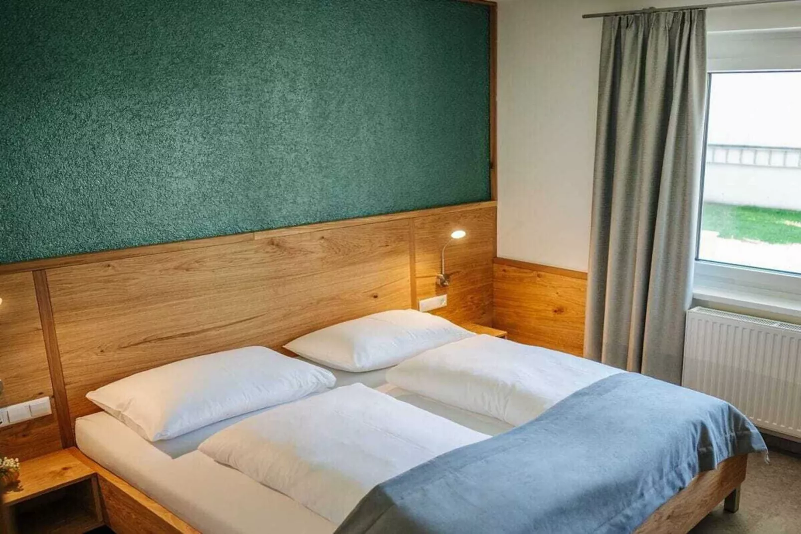 65818-Bedroom