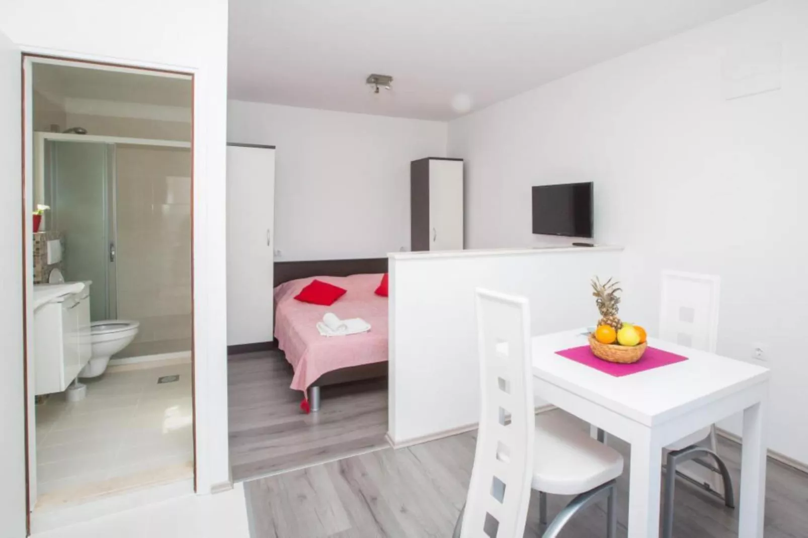 Villa Roza - Studio Apartment with Balcony-Bedroom