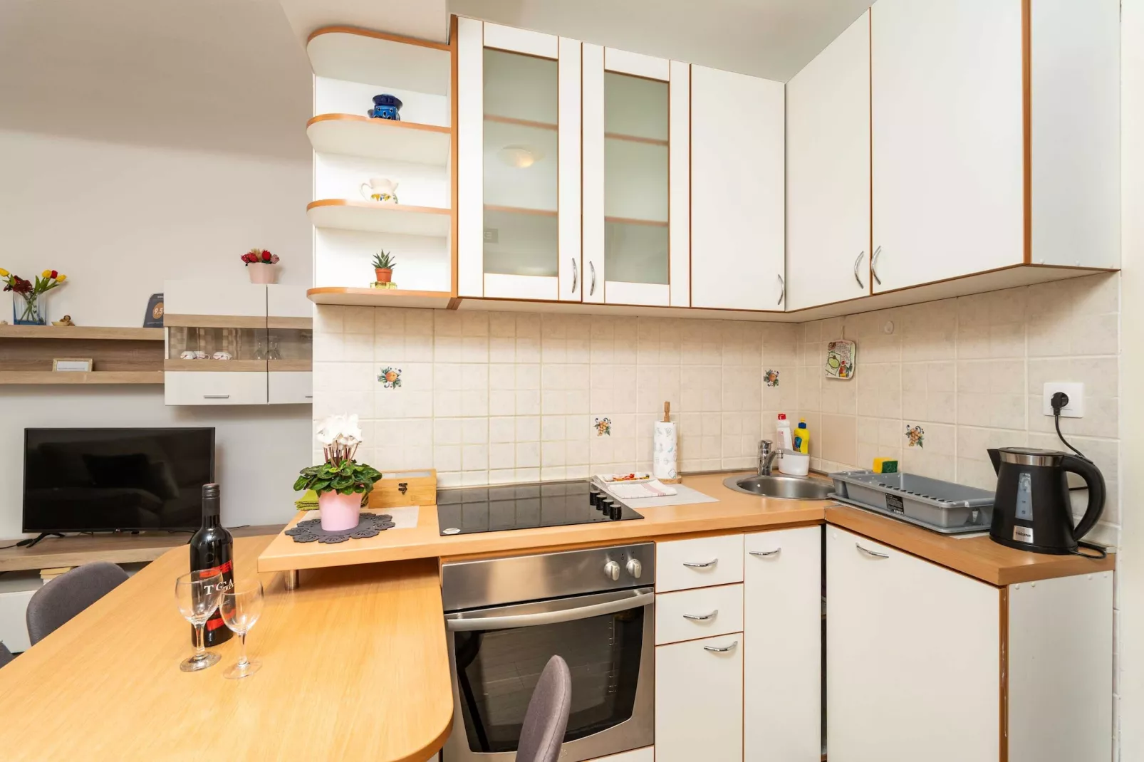 Apartment Family Tokić - One Bedroom Apartment with Terrace-Kitchen