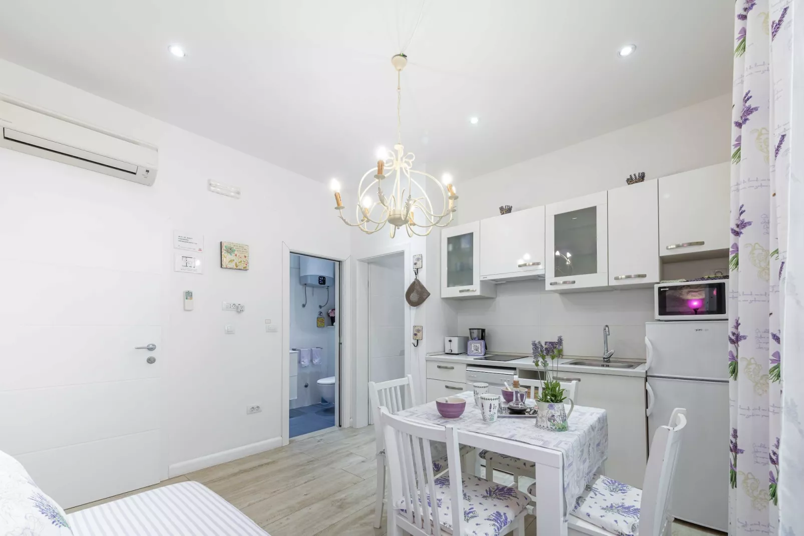 L & L Old Town Apartments - One bedroom Apartment (Lavander)-Dining room