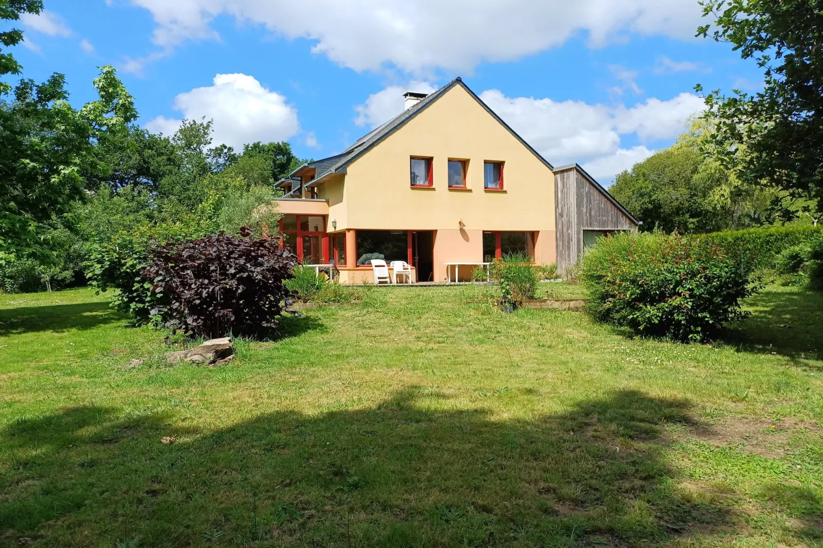 Maison de vacances avec jardin Surzur-Gardens in summer