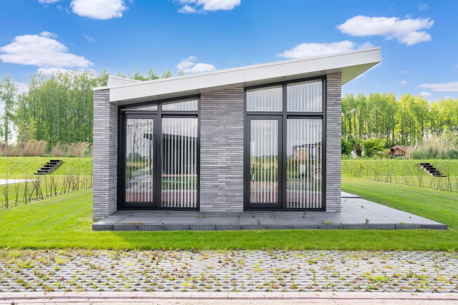 Polder-Exterior summer