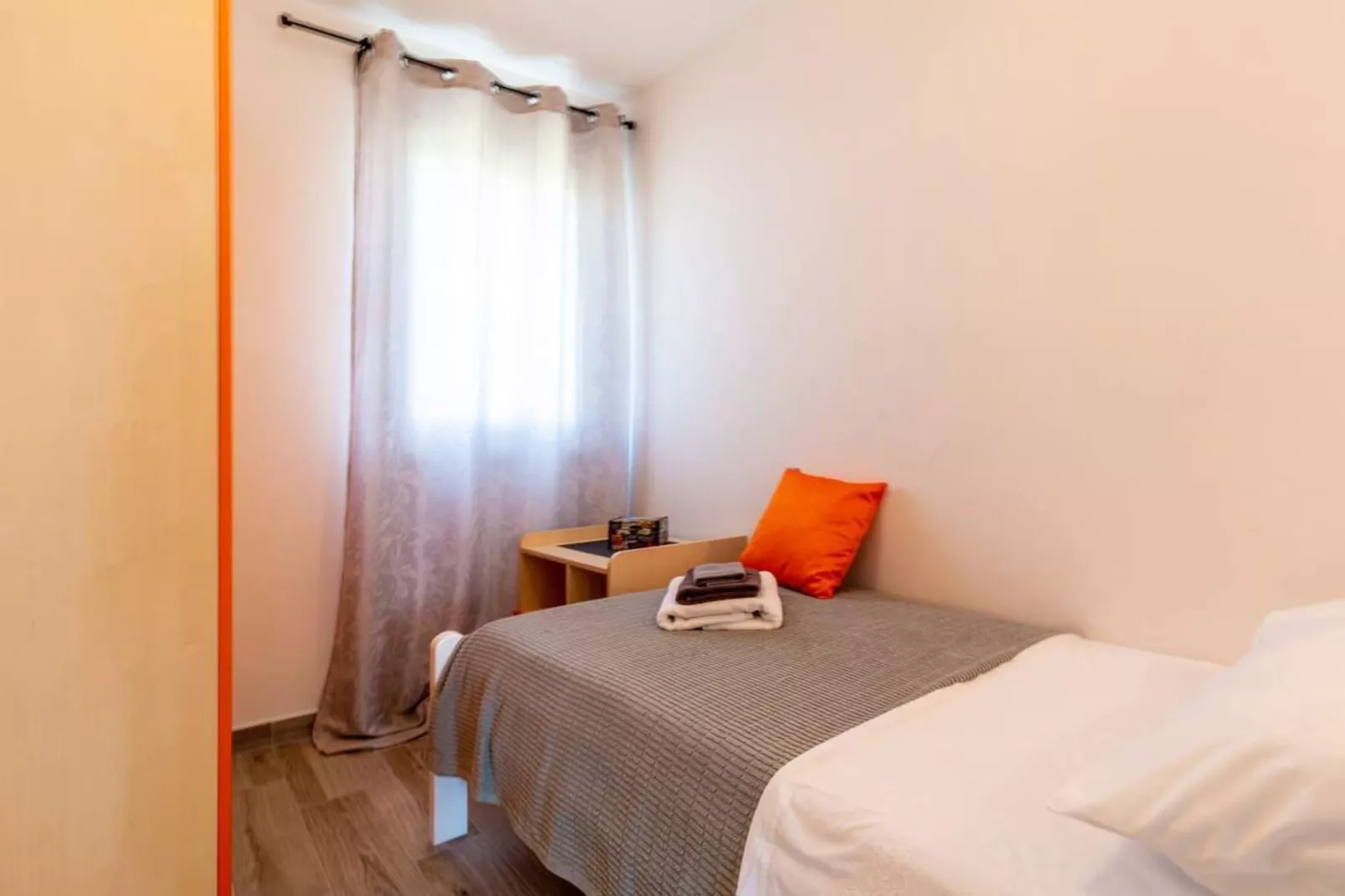 Holiday Home Sunny Side - Six Bedroom Holiday Home-Bedroom
