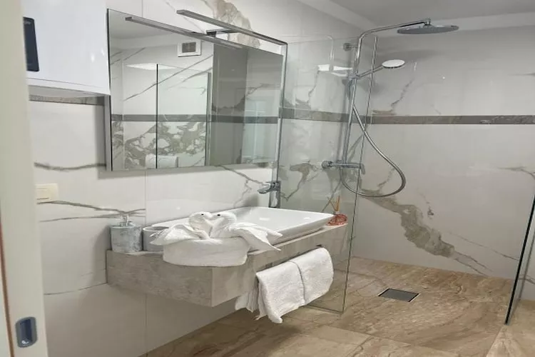 Villa Marija - Two Bedroom Apartment with Sea View-Badezimmer