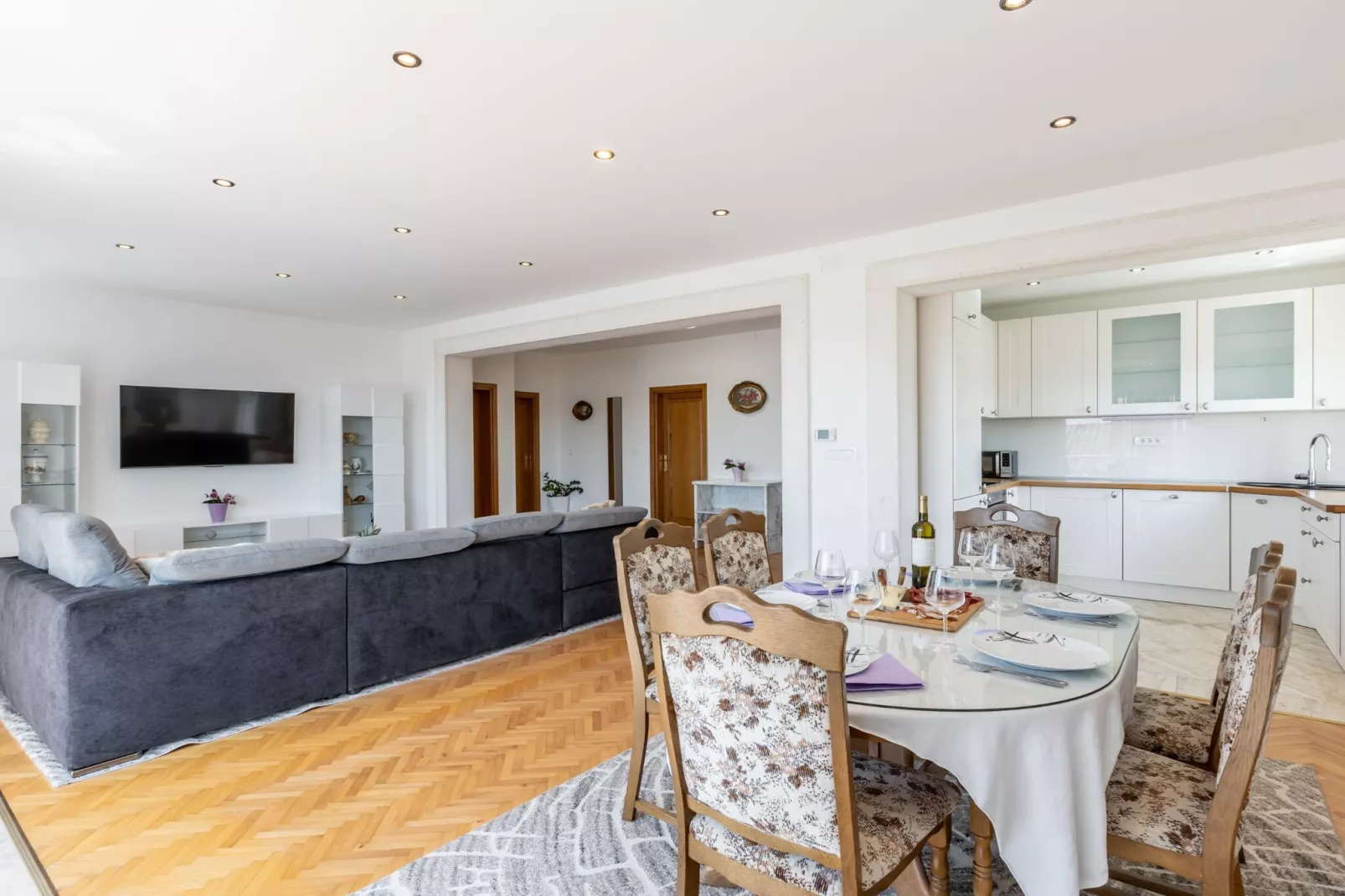 Apartment Merita - Two Bedroom Apartment with Balcony-Esszimmer