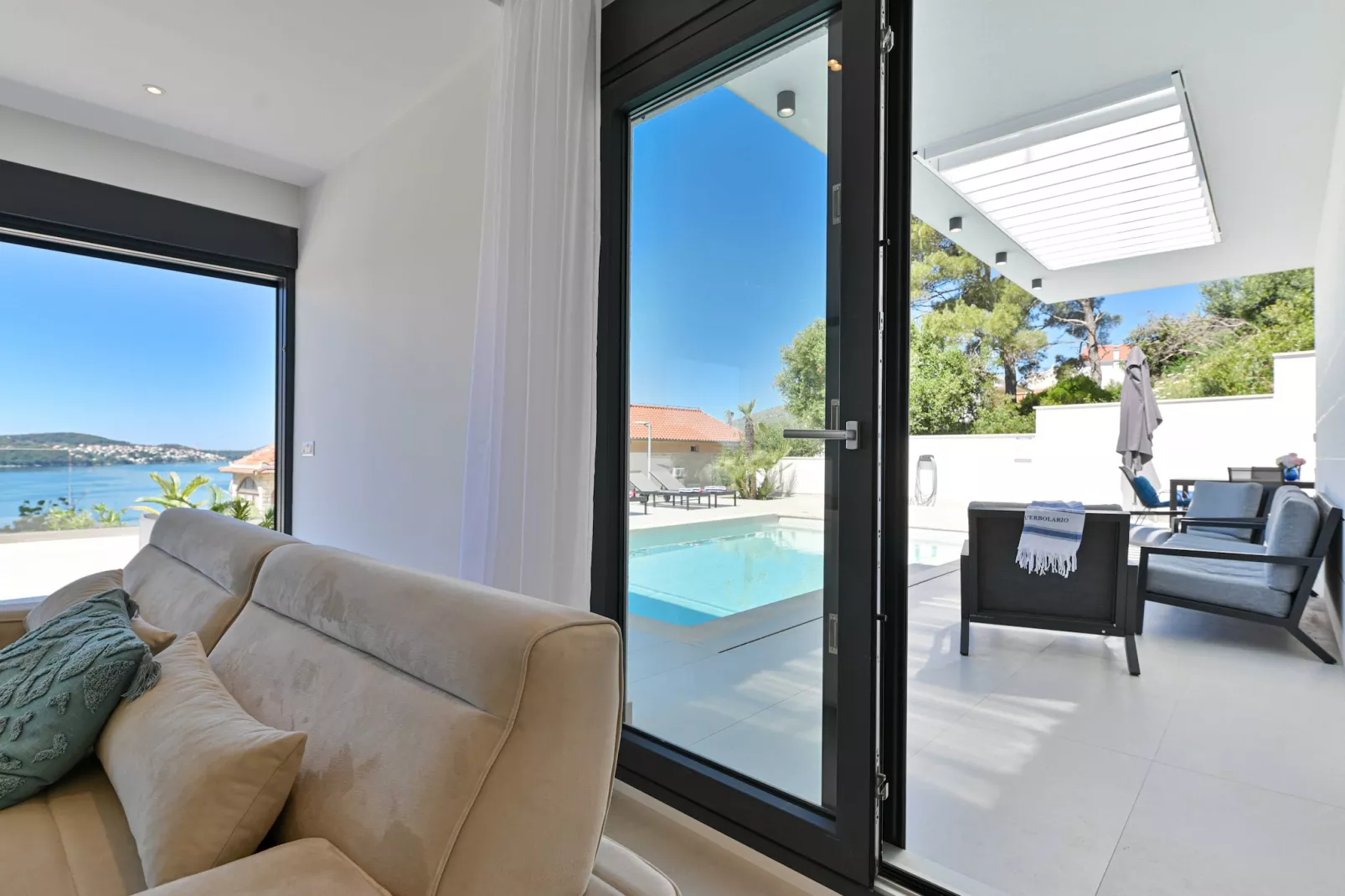 Villa Oasis - Five Bedroom Villa with Private Pool-Living room