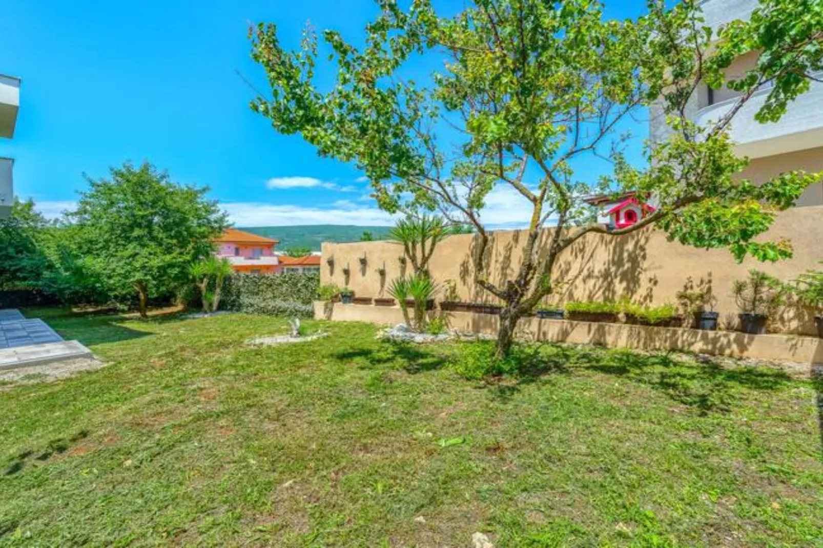 Five Bedroom Villa with Private Pool-Gardens in summer