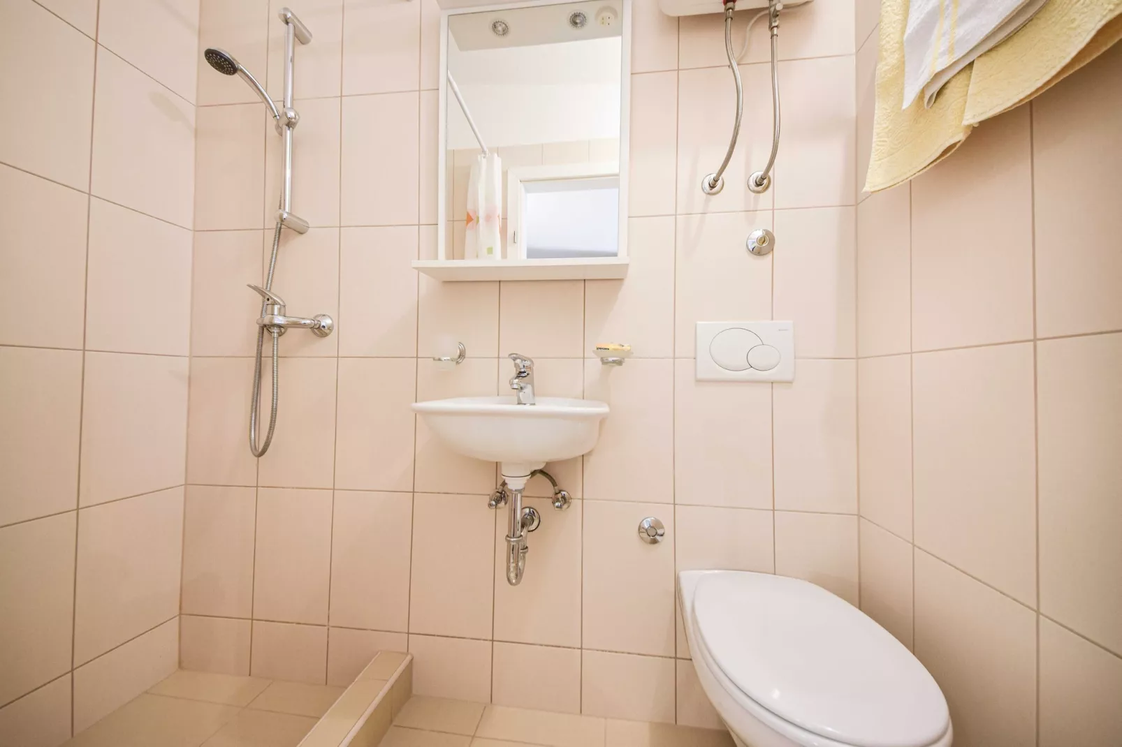 Apartments Gracin - Studio Apartment with Terrace (A4)-Bathroom