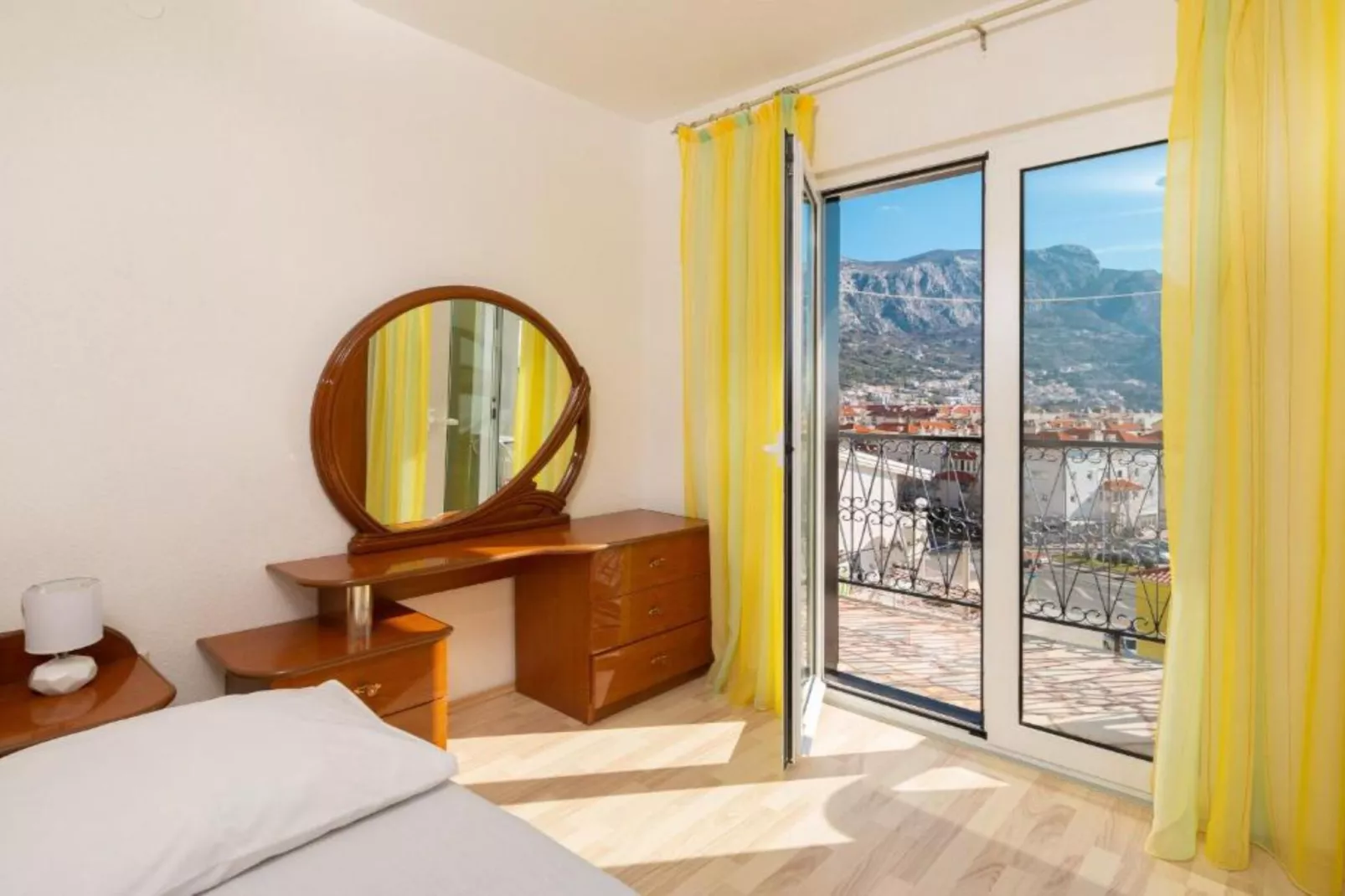 Omis River & Sea Escape - One Bedroom Apartment with Balcony and Sea View-Schlafzimmer