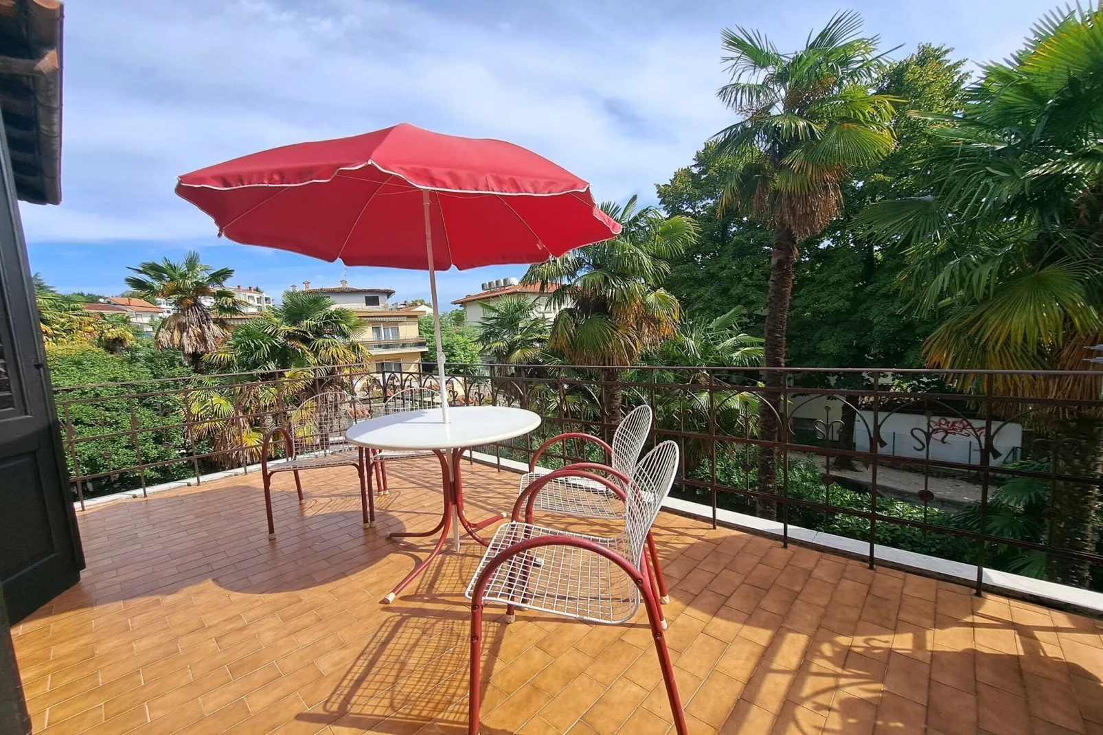 Secluded Lovran Apartment with Balcony and Patio- Two Bedroom Apartment-Terrassenbalkon