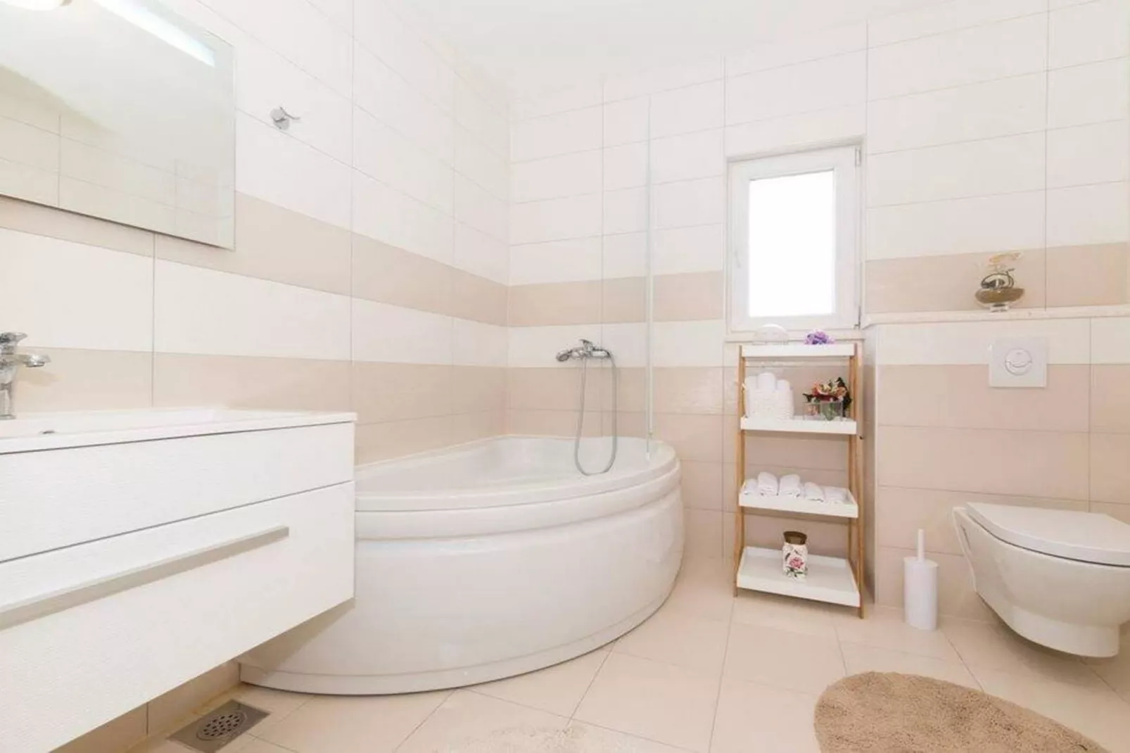 Peaceful Escape with Mountain Views, Heated Pool and Modern Amenities in Radošić - Four Bedroom Villa-Badezimmer
