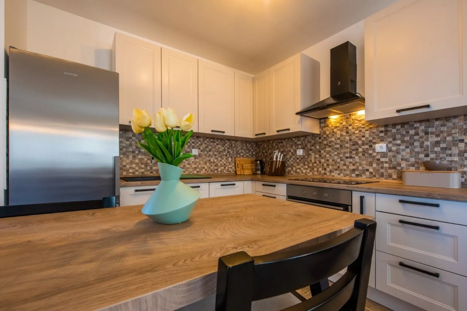 Charming and Tranquil Kastel Gomilica Apartment with Balcony and Patio - Three Bedroom Apartment-Esszimmer