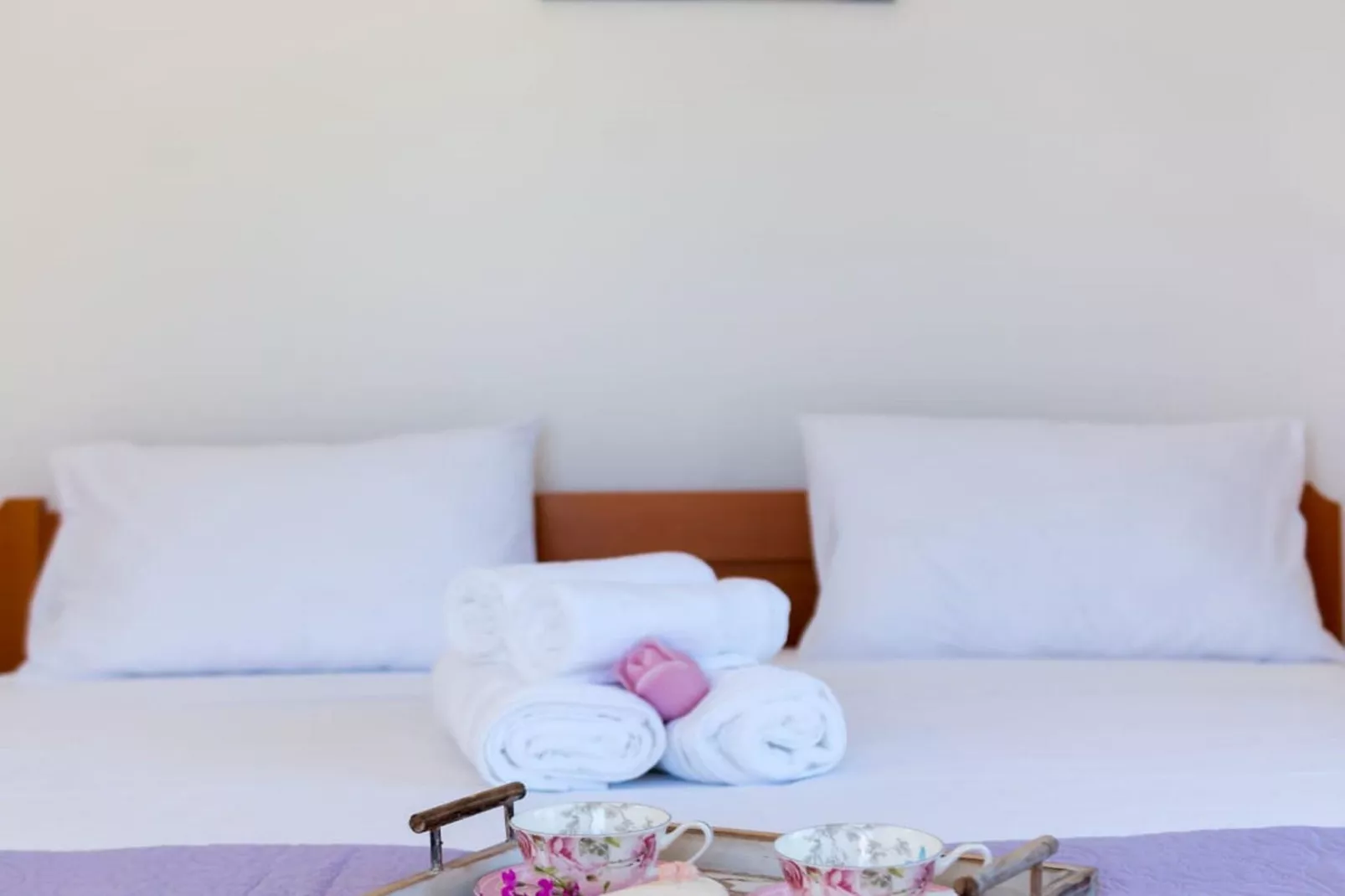 Seaside Getaway Holiday Home with Patio Slatine - Three Bedroom Holiday Home-Chambre