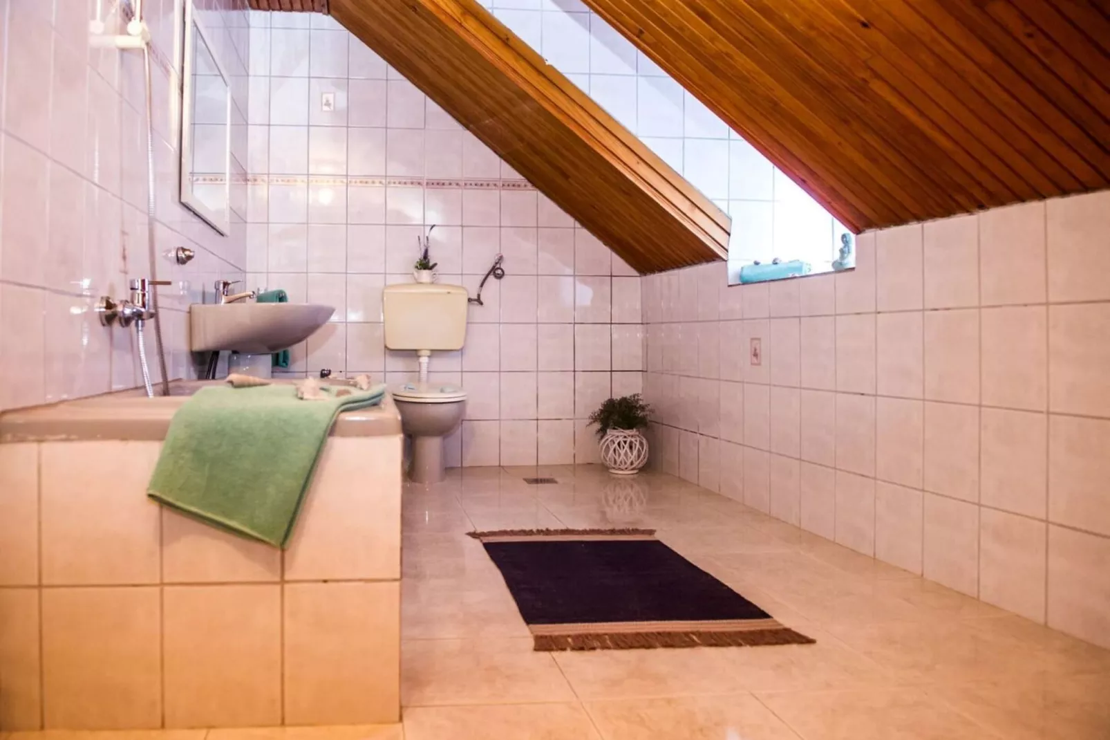 Picturesque House in Kaštela Old Town Near Beach and Local Amenities - Four Bedroom Holiday Home-Badezimmer