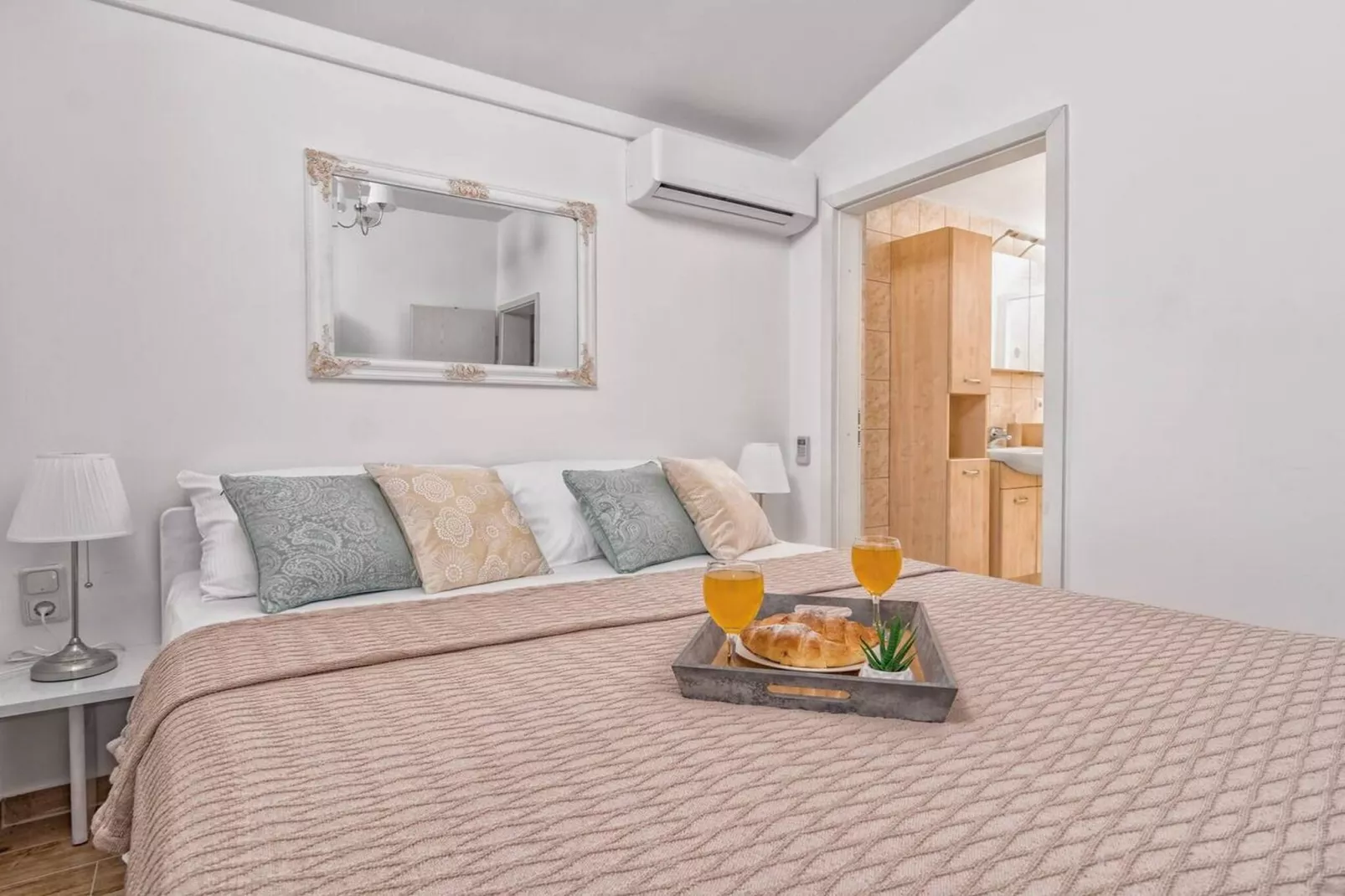 Hidden Gem Holiday Home with Pool in Kastel Stafilic - Two Bedroom Holiday Home with Pool-Chambre