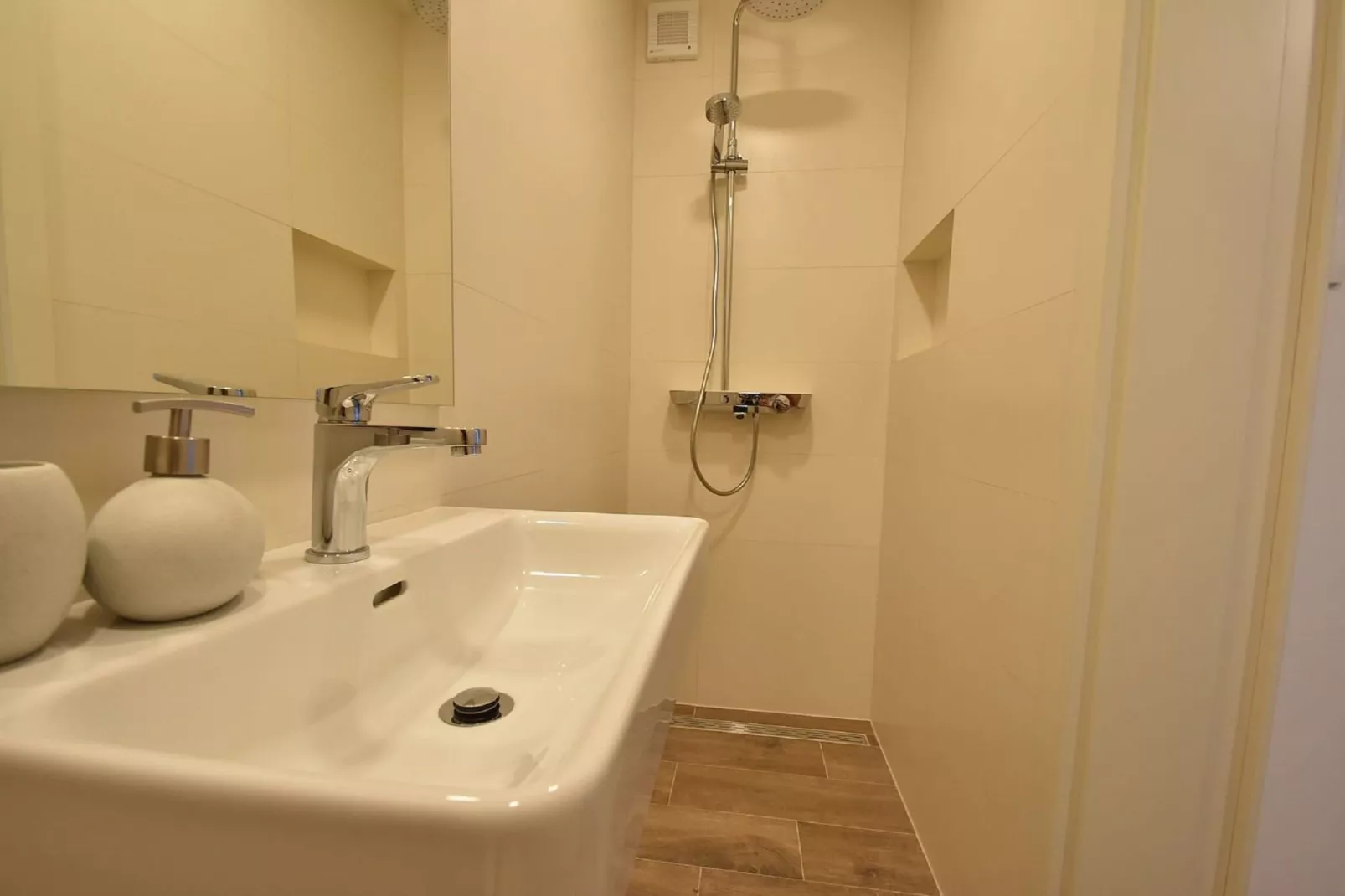 Apartment Mandika - One Bedroom Apartment-Bathroom