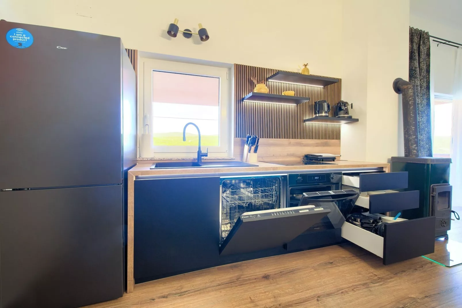 Elegant and Vibrant Apartment with Terrace and Sea View - Two Bedroom Apartment with Terrace and Sea View-Küche