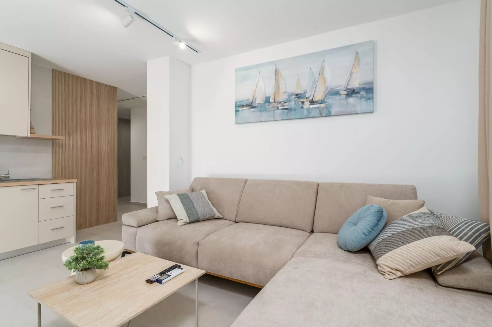 Modern City Escape with Balcony - Near the Ferry Port-Wohnzimmer