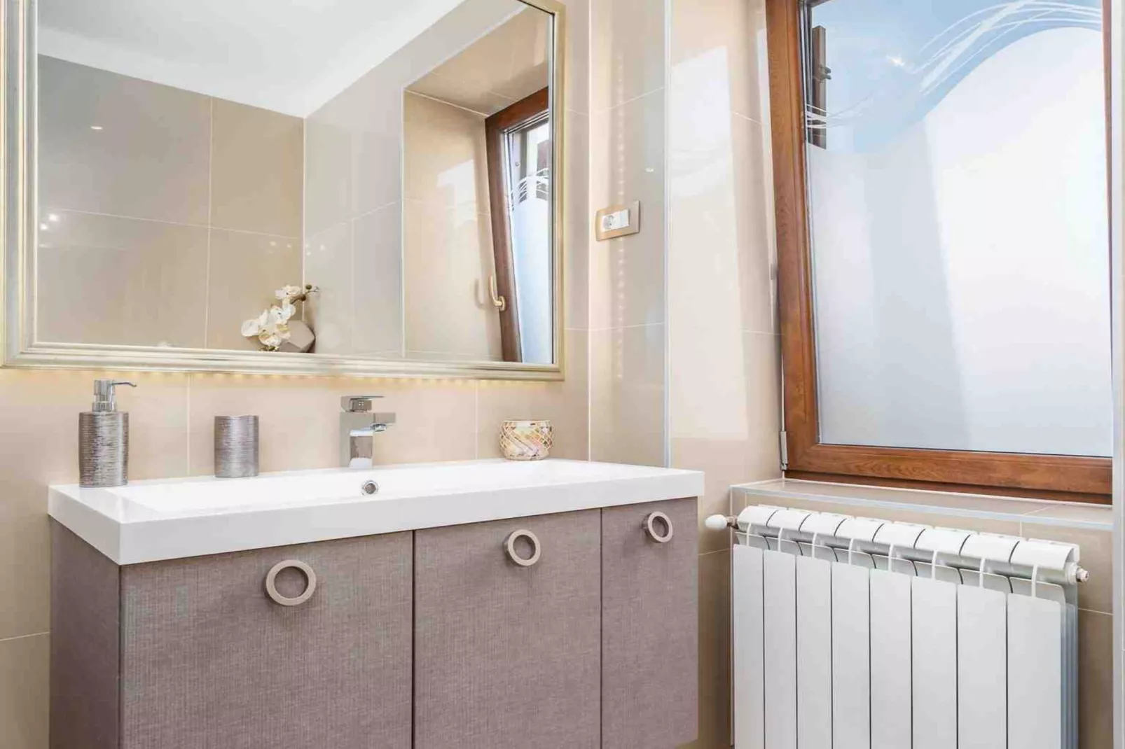 Modern Comfort with Shared Pool, Balconies & Lush Green Surroundings - One Bedroom Apartment (Romantic)-Salle de bain