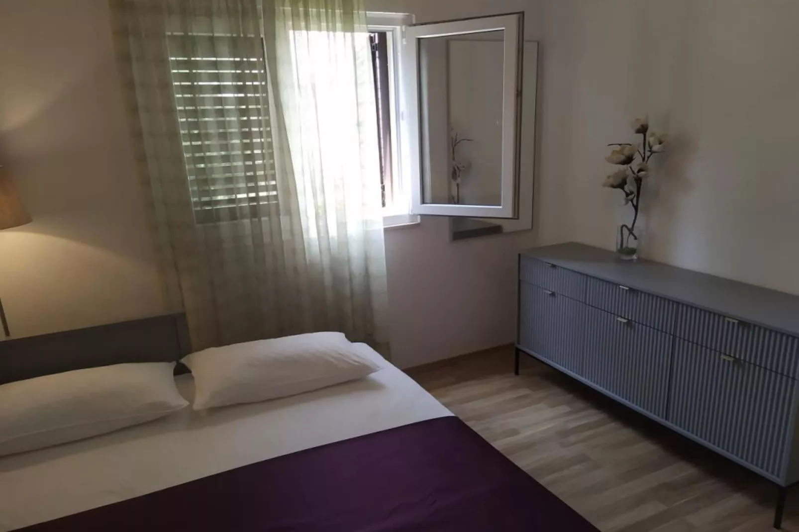 Apartments Roščić - Two Bedroom Apartment with Balcony-Schlafzimmer