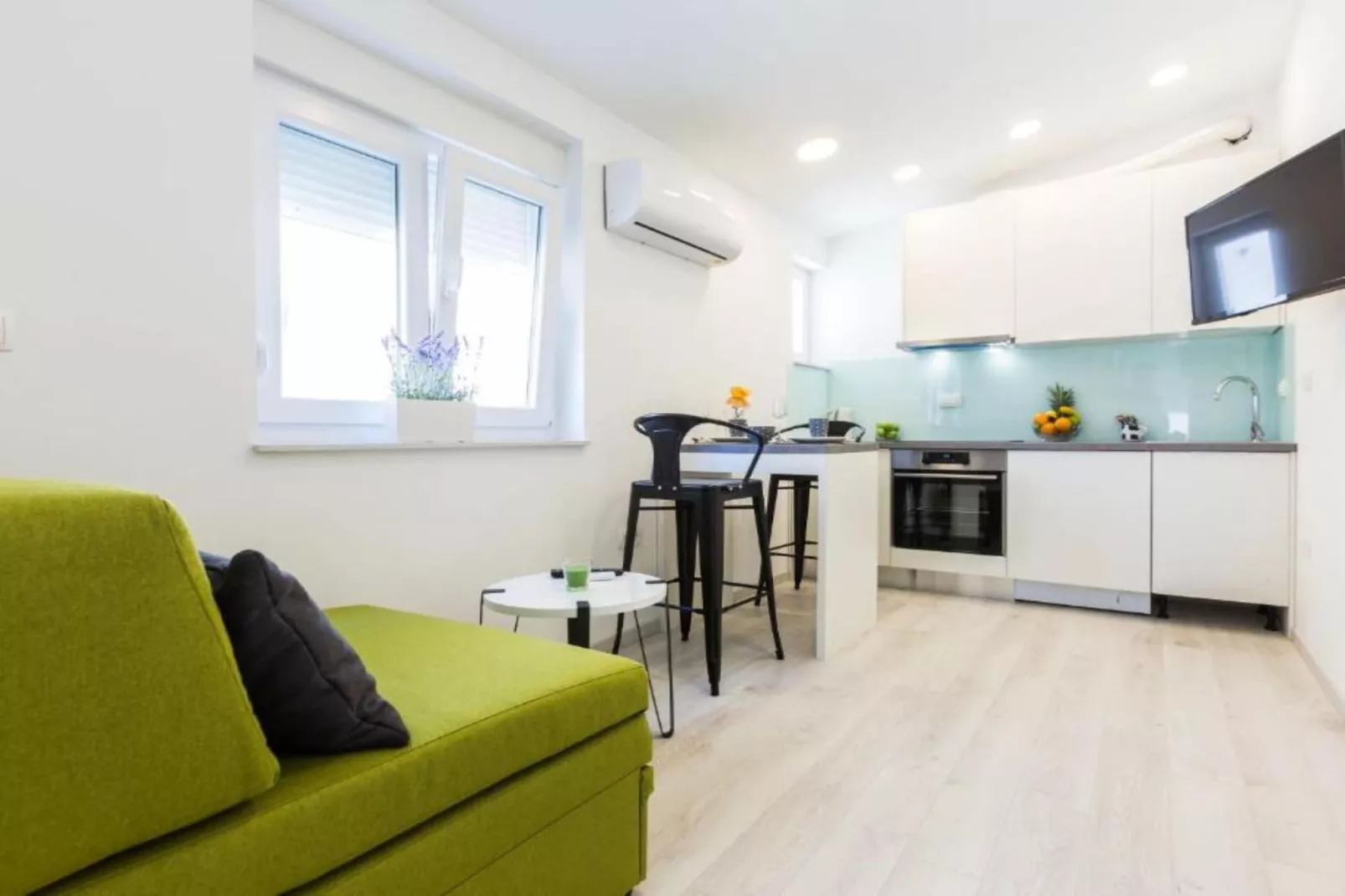 Spacious Two sis Apartments in Zadar with Terrace  Studio Apartment ( 1 )-Schlafzimmer