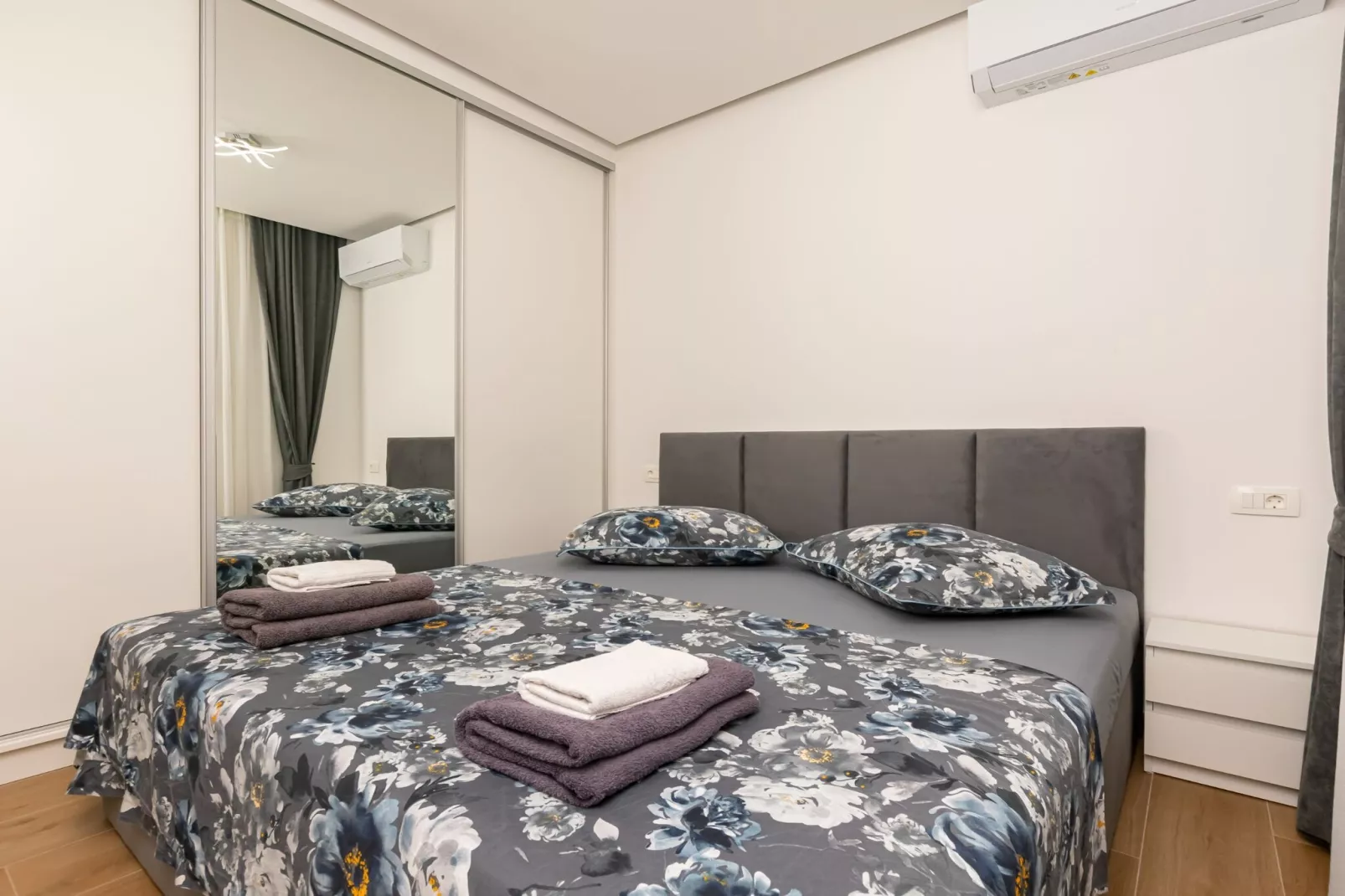 Apartments Hope (Dugi Rat) - Three-Bedroom Apartment with Jacuzzi  (Stanko)-Chambre