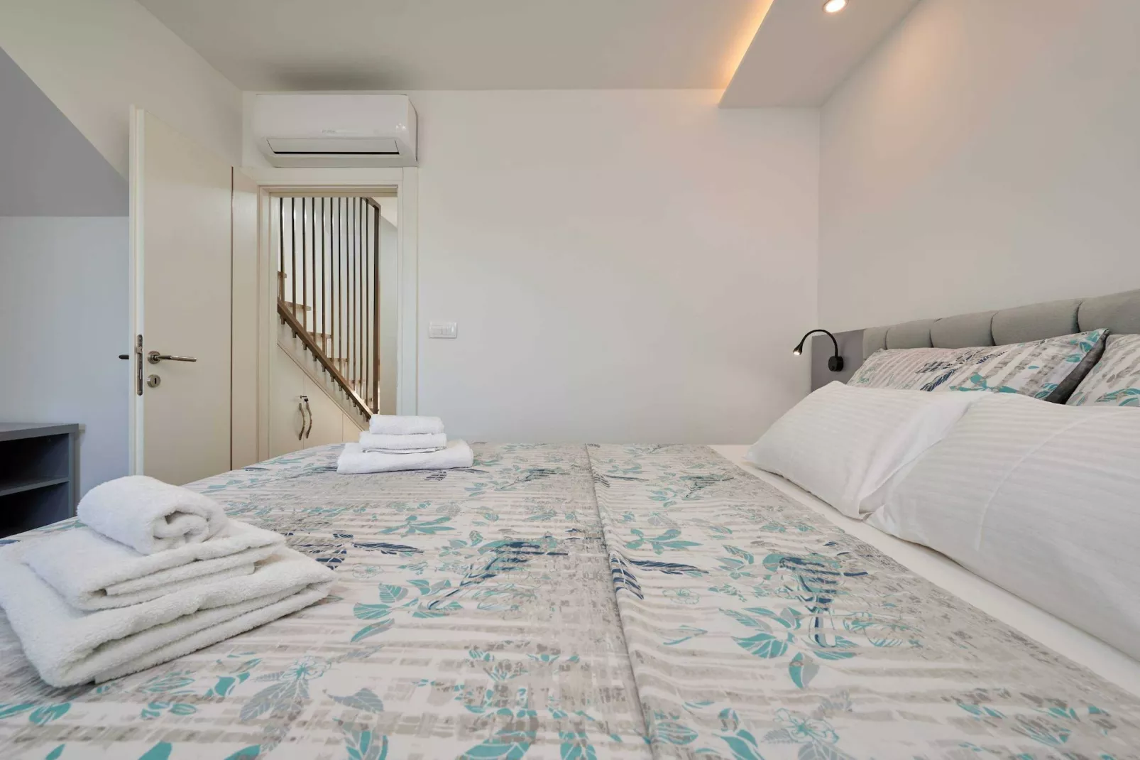 Exclusive Okrug Gornji Apartment with Shared Pool - Two bedroom Apartment with Shared Pool-Schlafzimmer