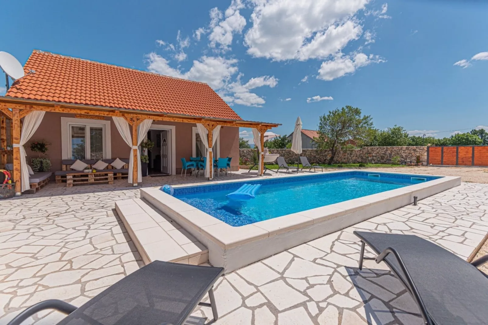 Holiday Home Luca-Swimming pool