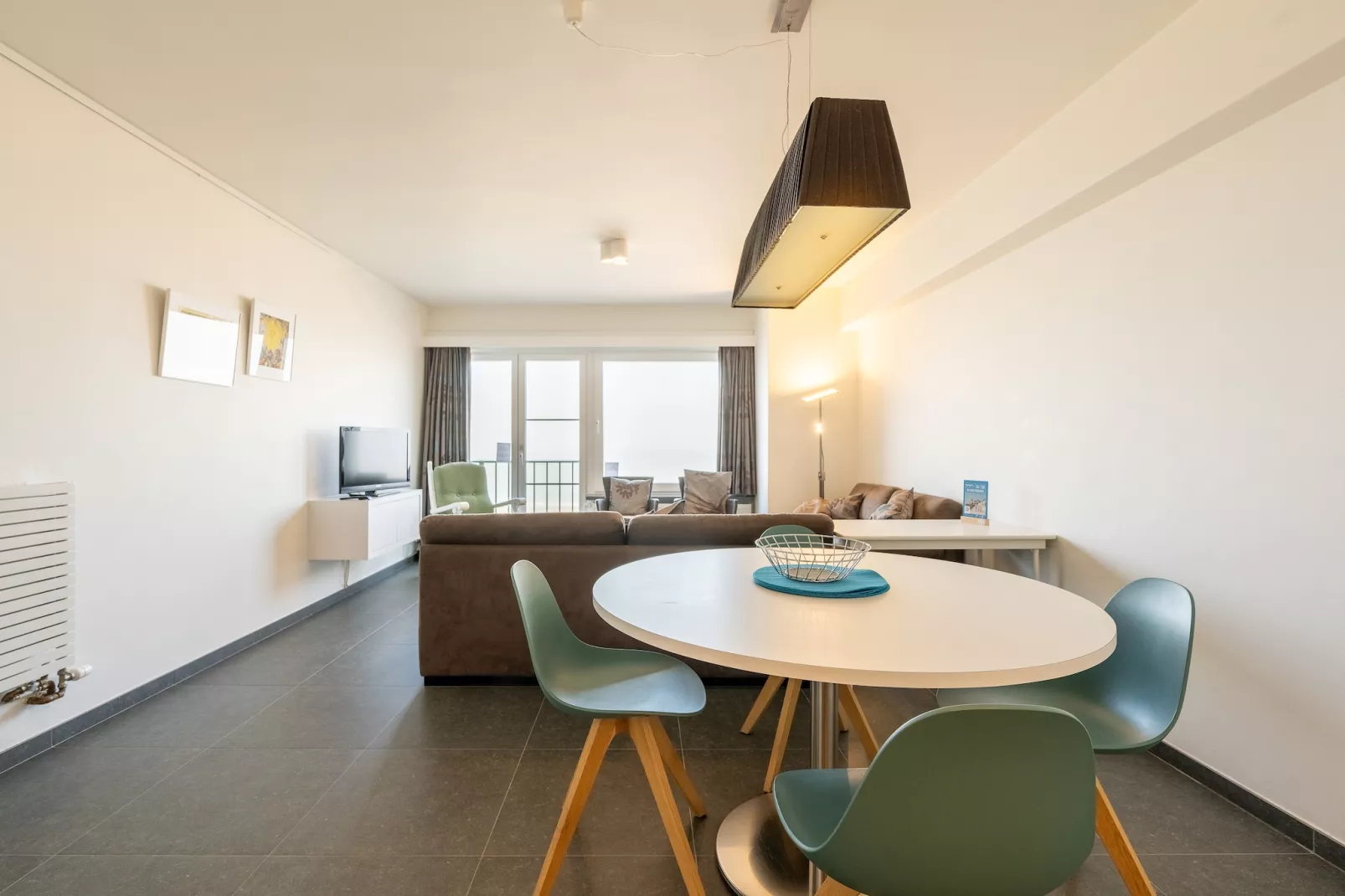 STRAND 8A-Dining room