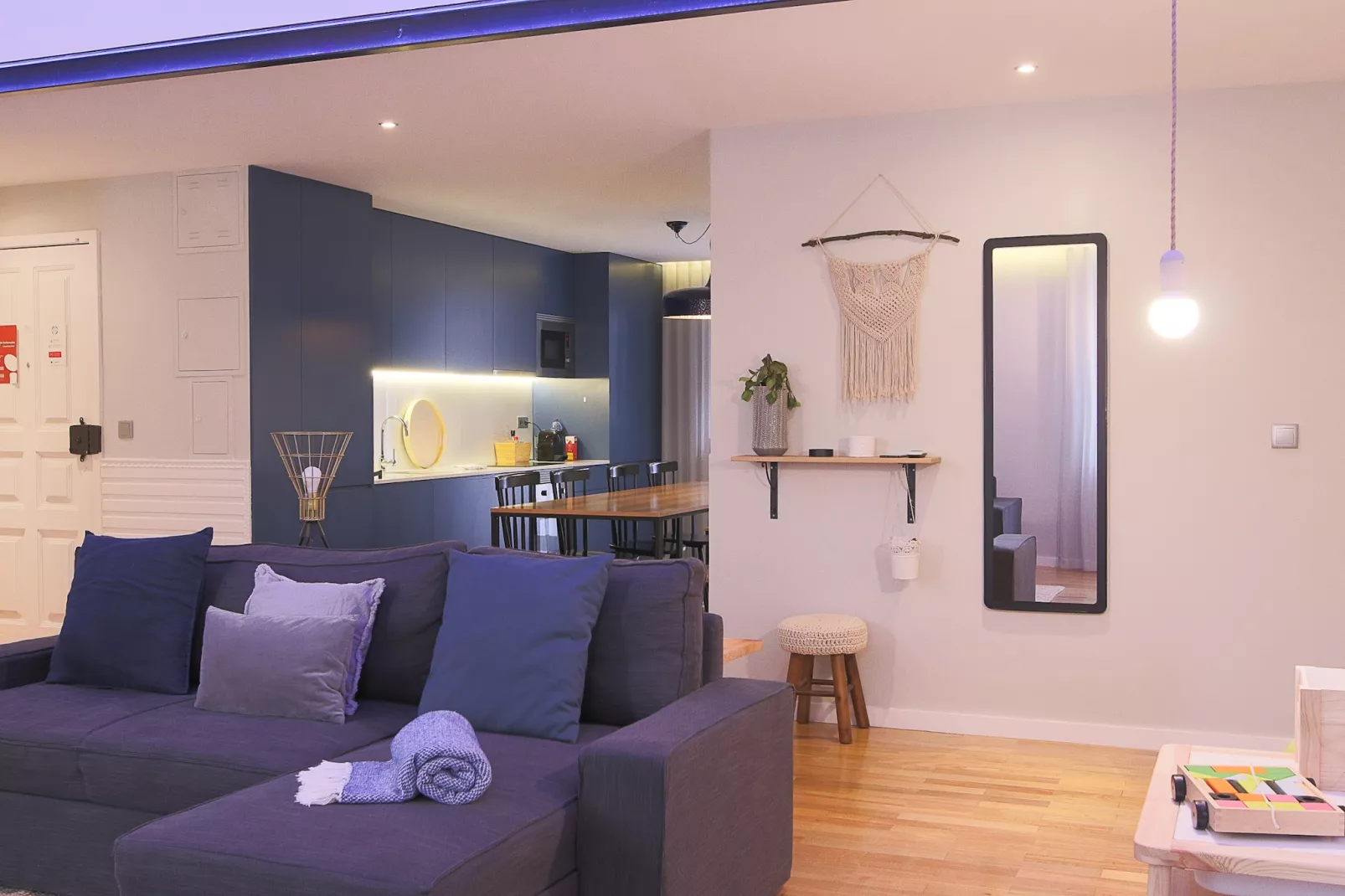 Feel Porto Merlot Townhouse-Living room