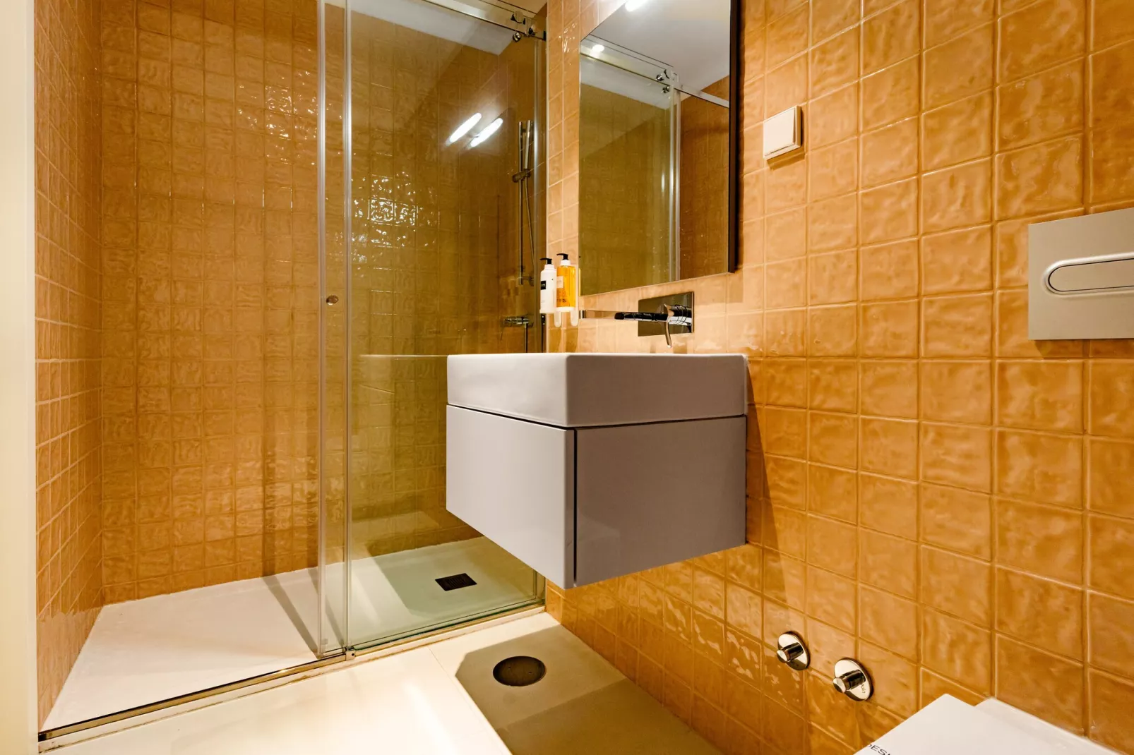 Feel Porto Clérigos Charm Flat 3.3-Badezimmer